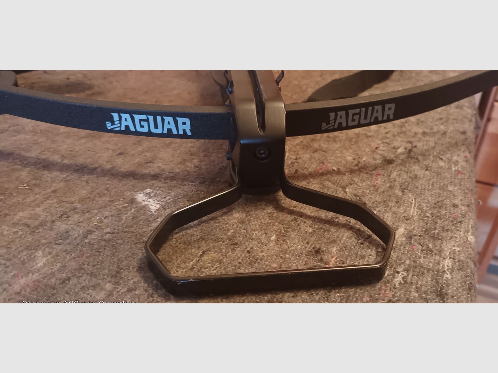 armbrust mit tasche und pfeilen