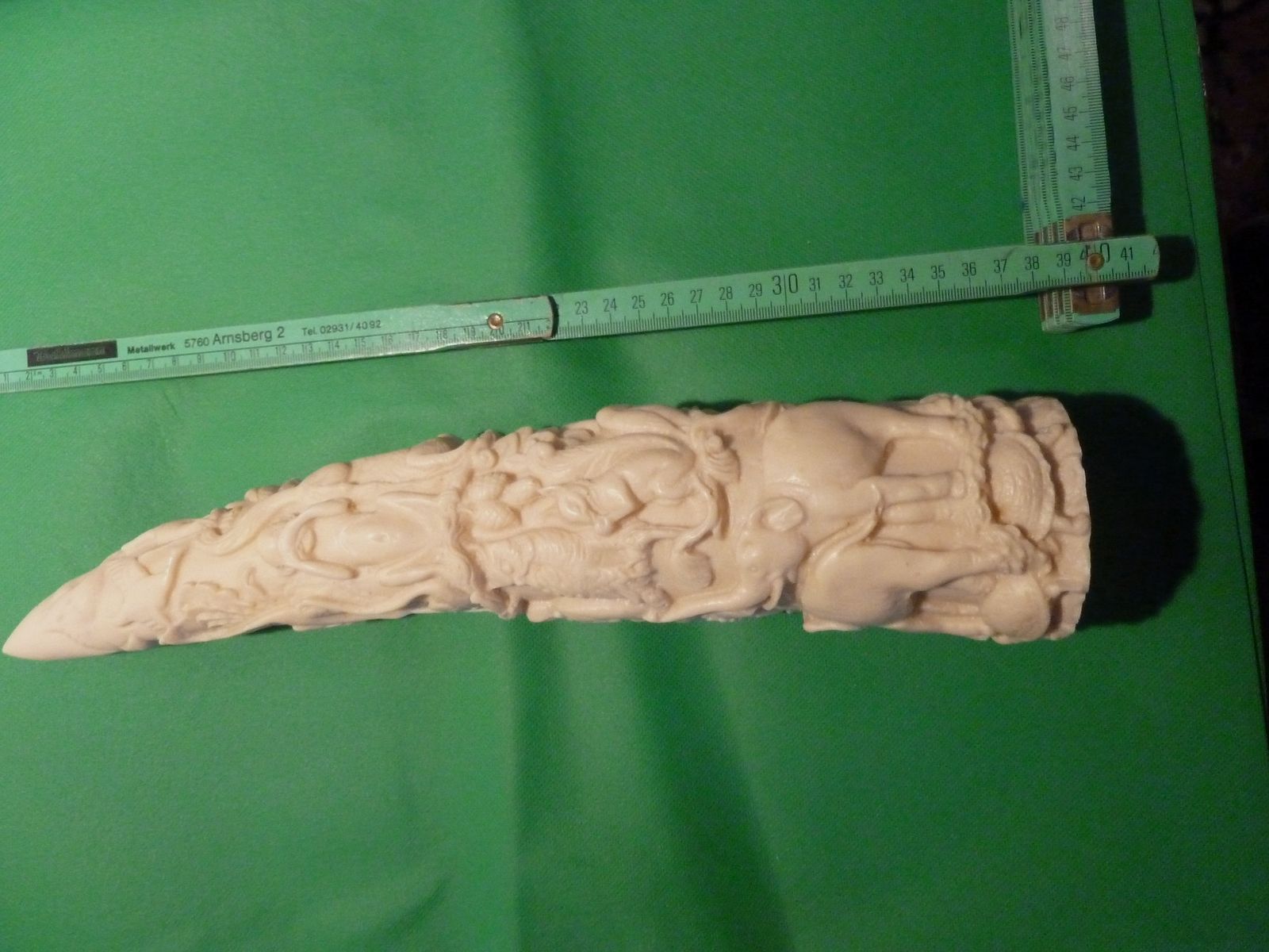 Geschnitzter Elefantenstoßzahn aus Resin