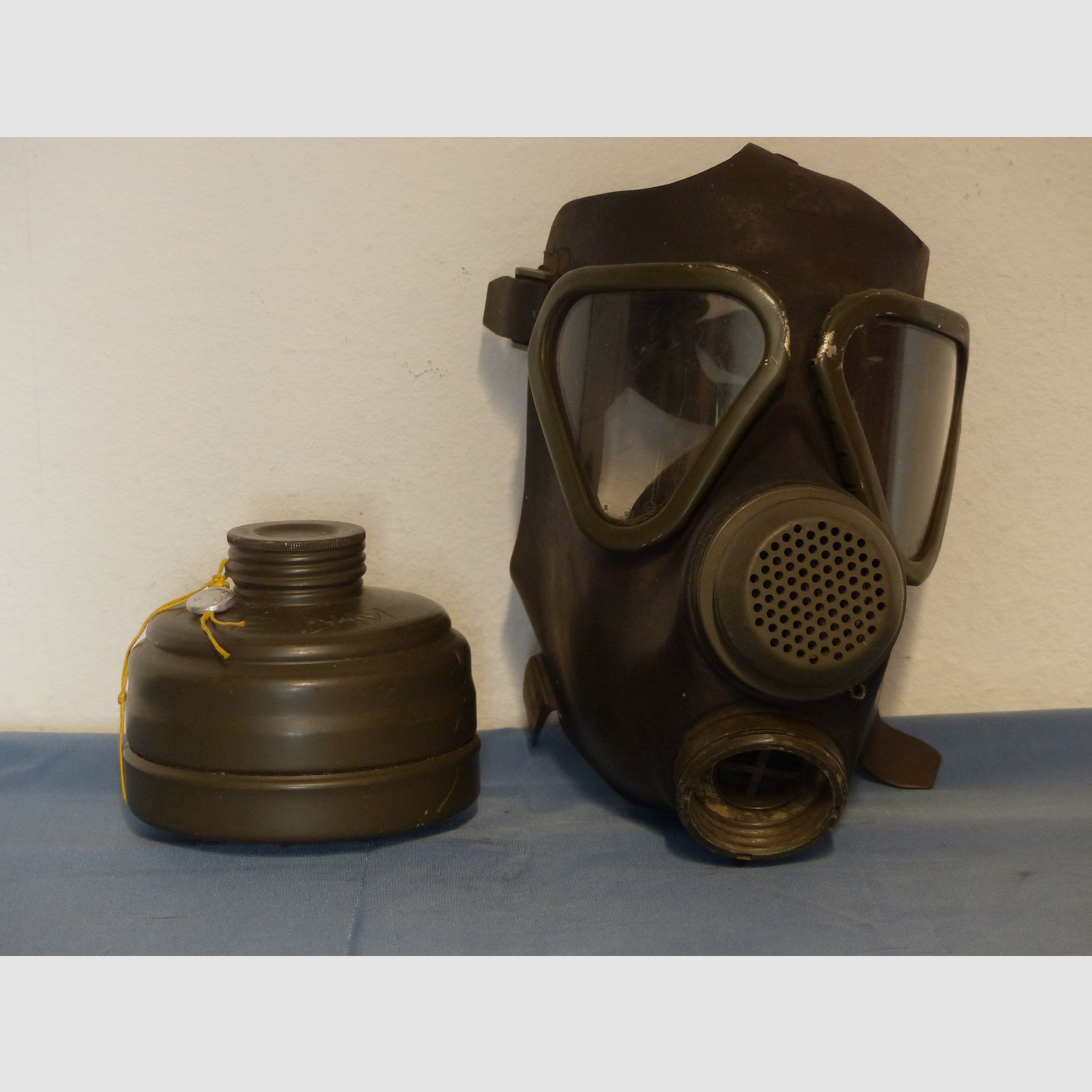Original Bundeswehr Gasmaske Atemschutz M 65 ABC mit Filter dunkel 70er
