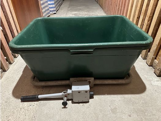 Mannser Heckträger mit 2 Wannen / Wildwannen (lebensmittelecht)