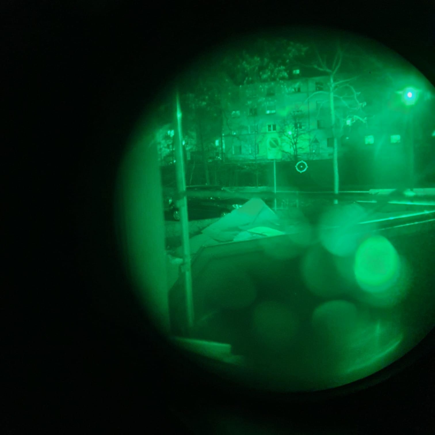 Night vision device residual light amplifier with helmet mount and carrying cap, so for wearing without a helmet