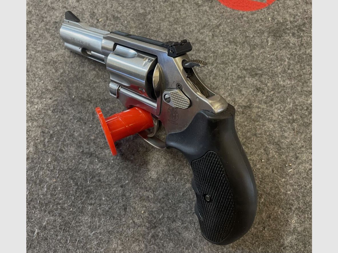 Smith + Wesson 60