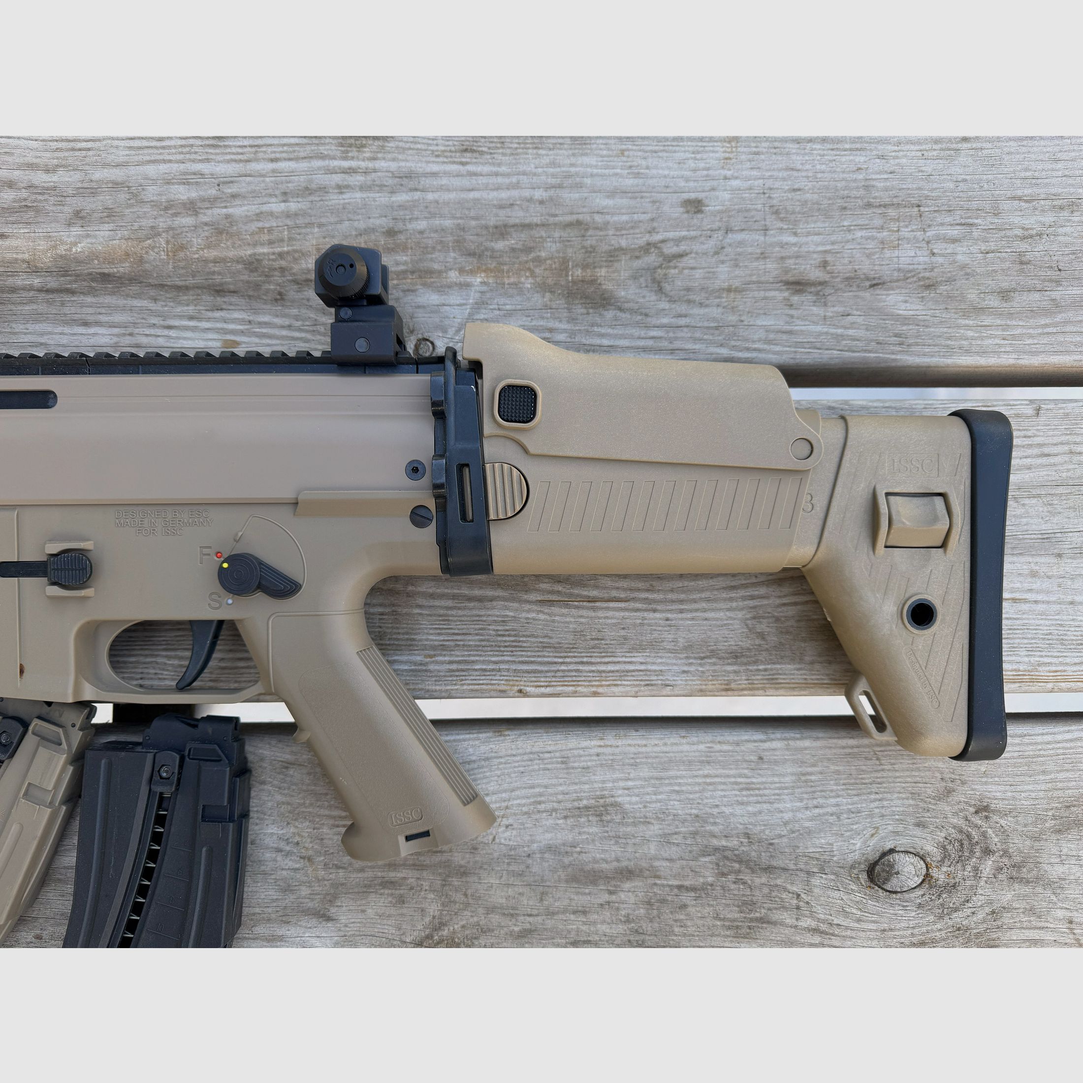 Carabina de auto-carga, ISSC MK22 desierto estándar MFD, .22lr.