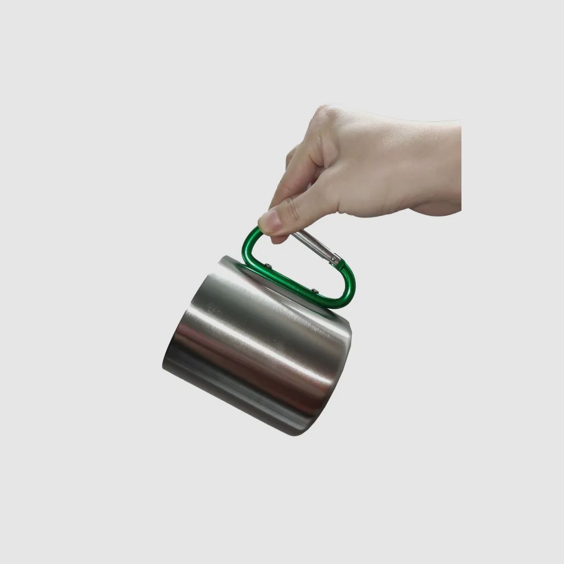 Double-walled stainless steel mug with green carabiner handle