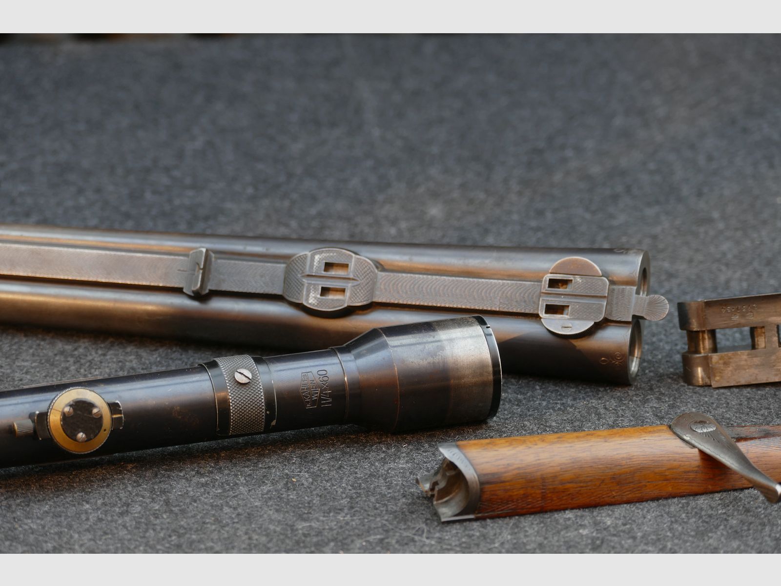 Fucile a canne sovrapposte di Ferlach, calibro 8×57 R‑360 / 16/65, cannocchiale Kahles Vienna H/4×, valigetta in pelle, matrici, bossoli e proiettili (173)