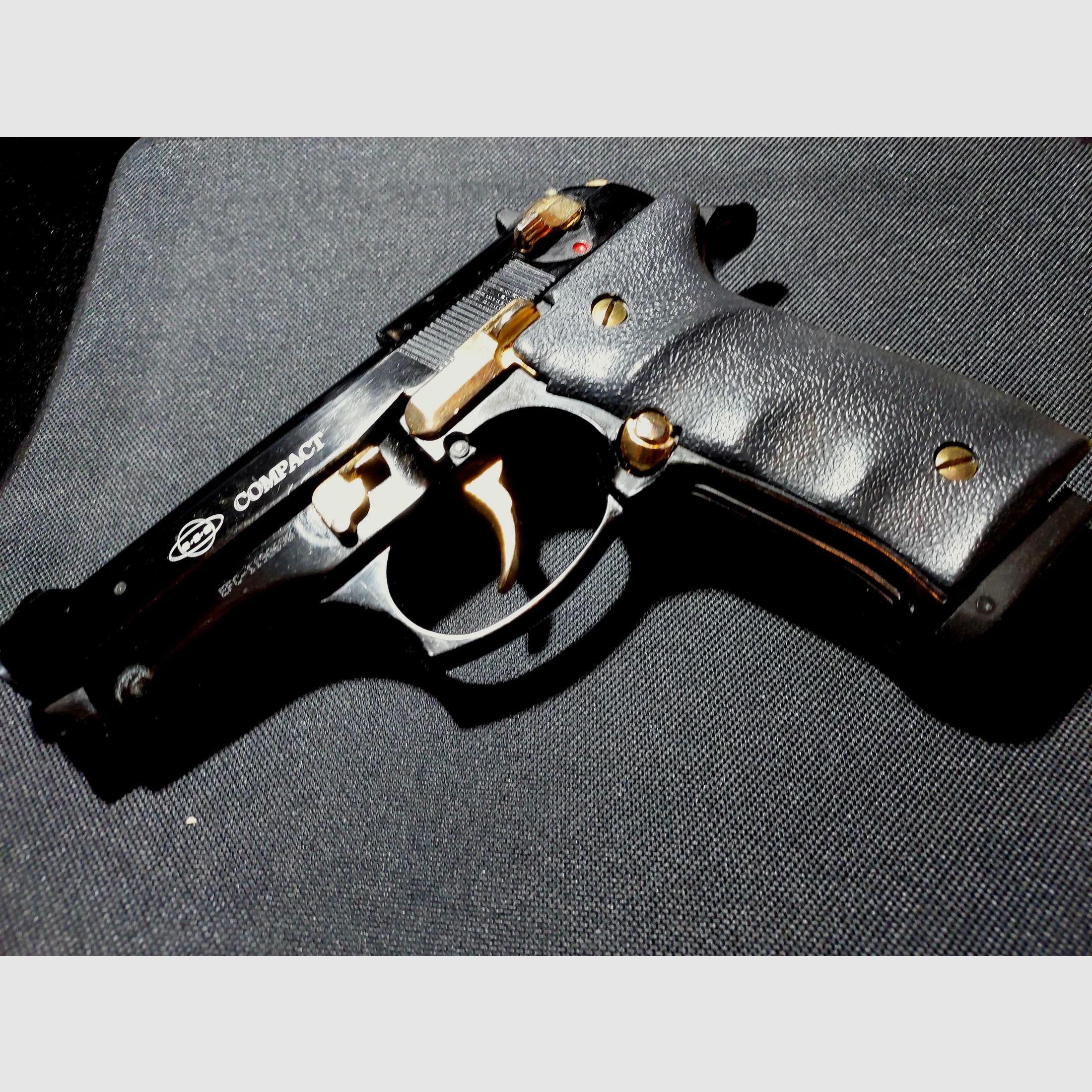 Pistola a gas Ekol Firat Compact in nero e oro, calibro 9mm P.A.K. (PTB 929)