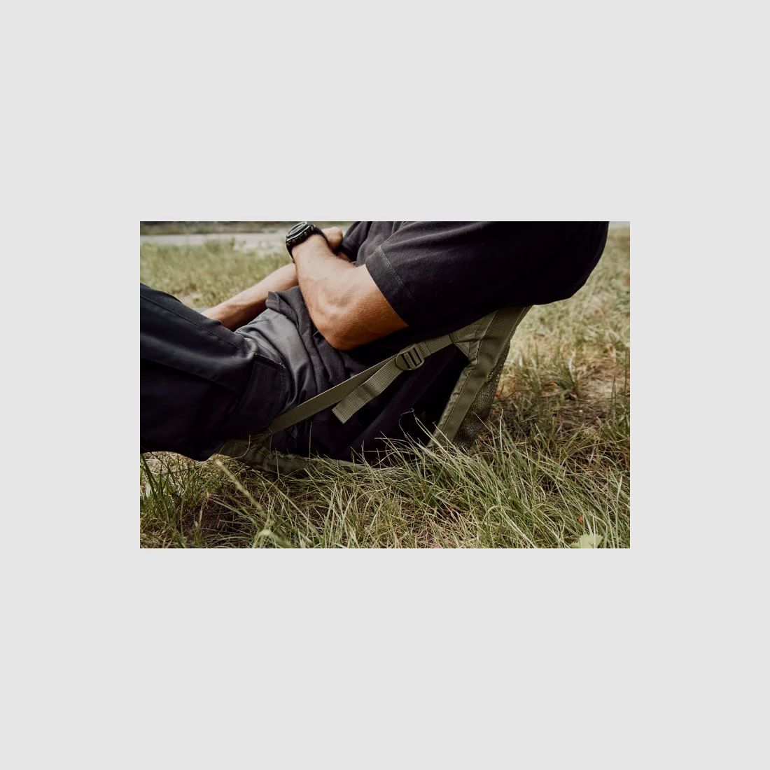 Faltsitz mit Tragegriff + Netztasche für 2 Getränkeflaschen - Oliv