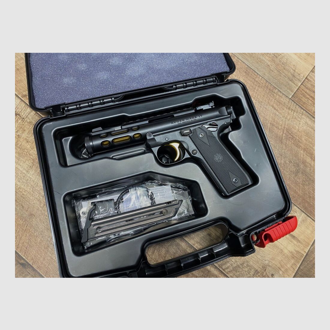 Ruger Mark IV 22/45 Lite Black-Gold .22lr sofort lieferbar	 .22lr