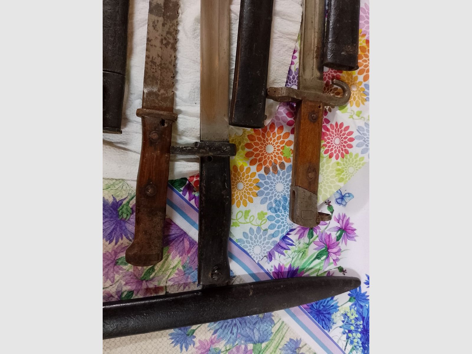 Convolto di vecchi baionette 1GM + 1 vecchio coltello da escursionismo/scout 1939