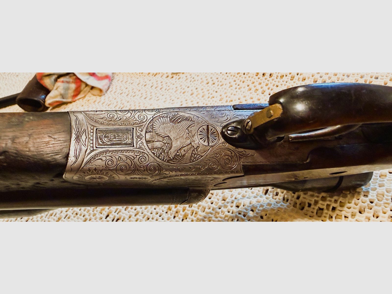 Sauer & Sohn Bohrung mit feinen Gravuren, 7x65R und 2x16, Rückstecher, Laufbündel 60cm, mit Krieghoff-Einstecklauf 44cm lang Kal. .22 Magnum, Schaftmagazin für 4 x 65R, Schaft 38,5cm,