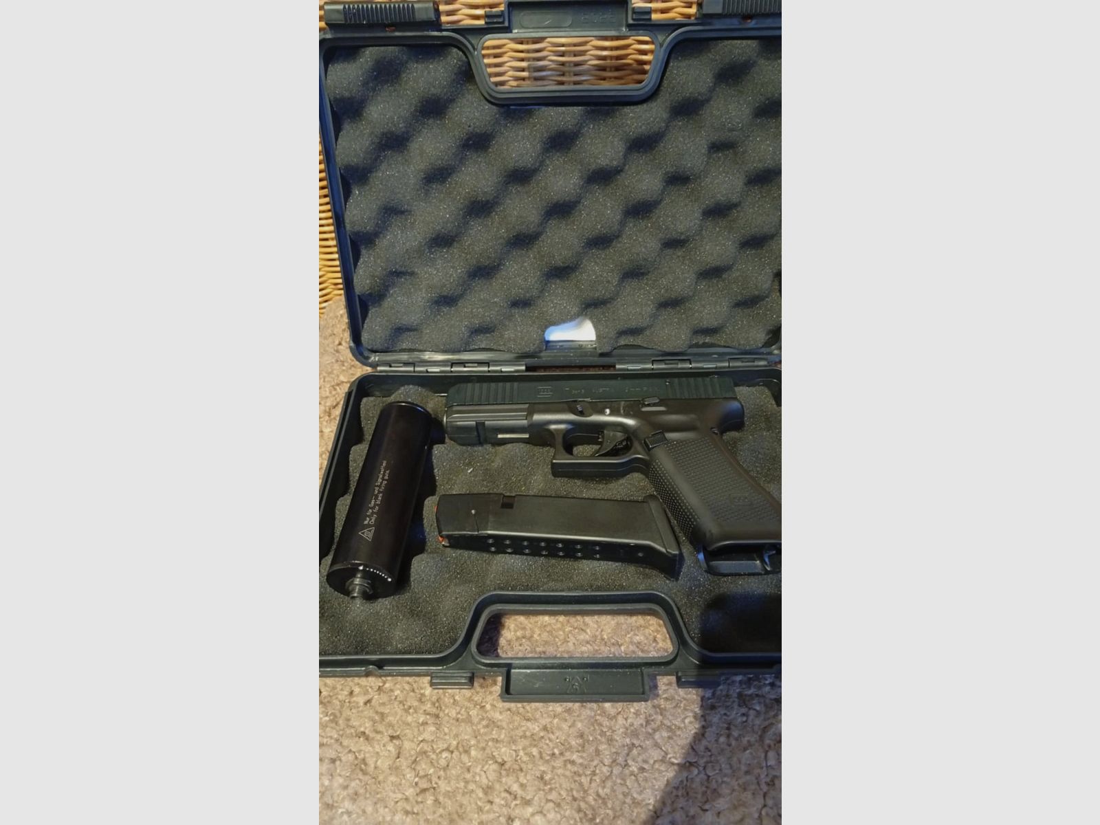 Glock 17 Gen5 Schreckschuss Pistole 9mm P.A.K. brüniert inkl. Umarex  Schalldämpfer und  Waffenkoffer