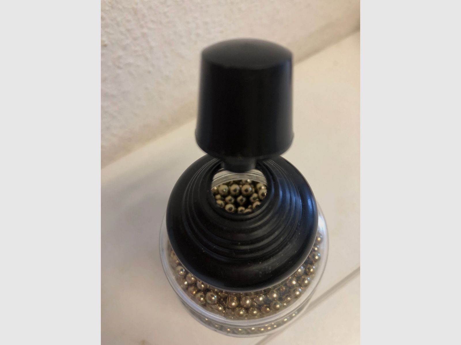 Walther Premium Steel BBs. cal. 4, 5 mm, Umarex, Luftdruck, angefangene Flasche, noch gut gefüllt, gold