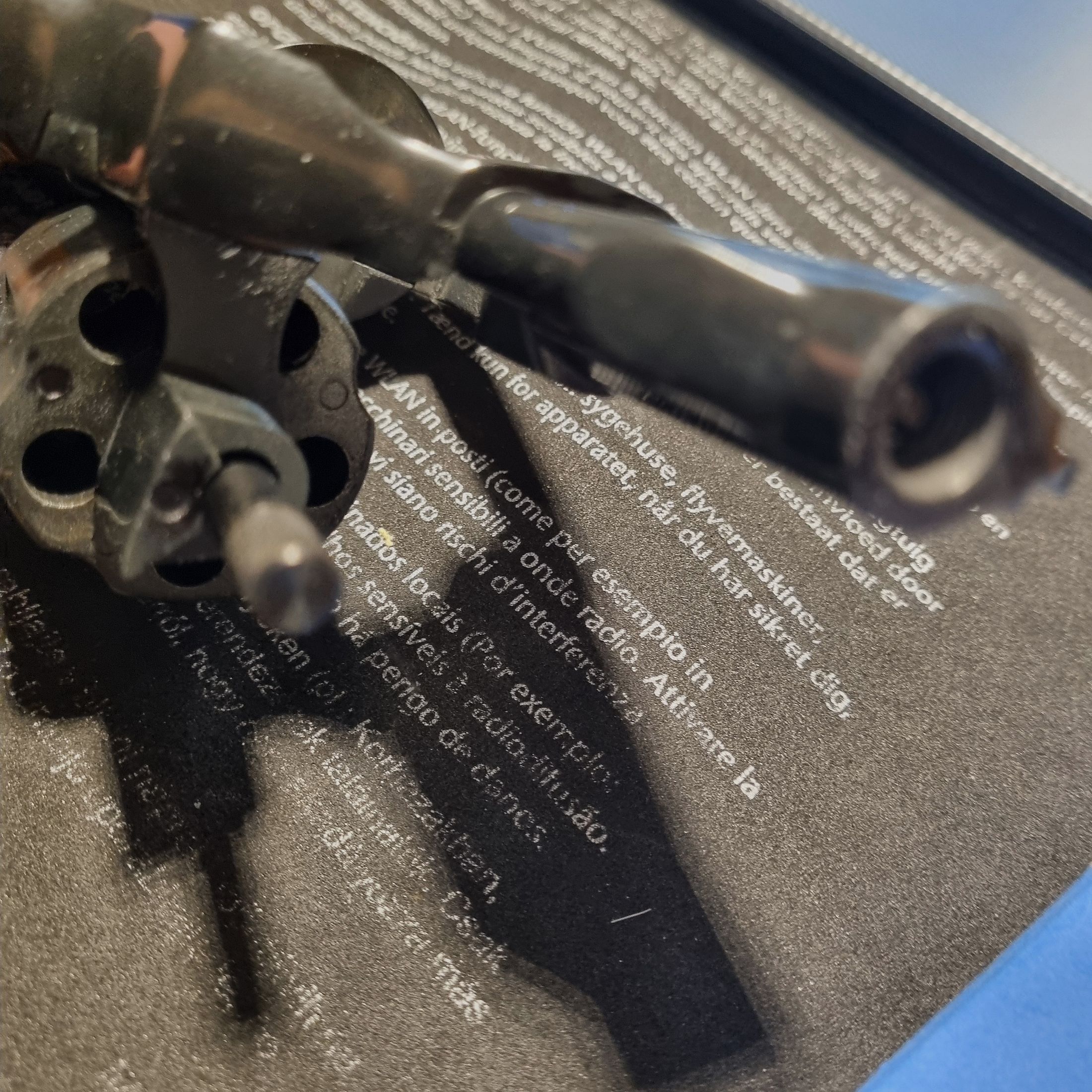 Smith & Wesson, Mod. Combat, 9mm, PTB 607 altes Modell, Holzgriffschalen, brüniert, zzgl. 50 Schuss