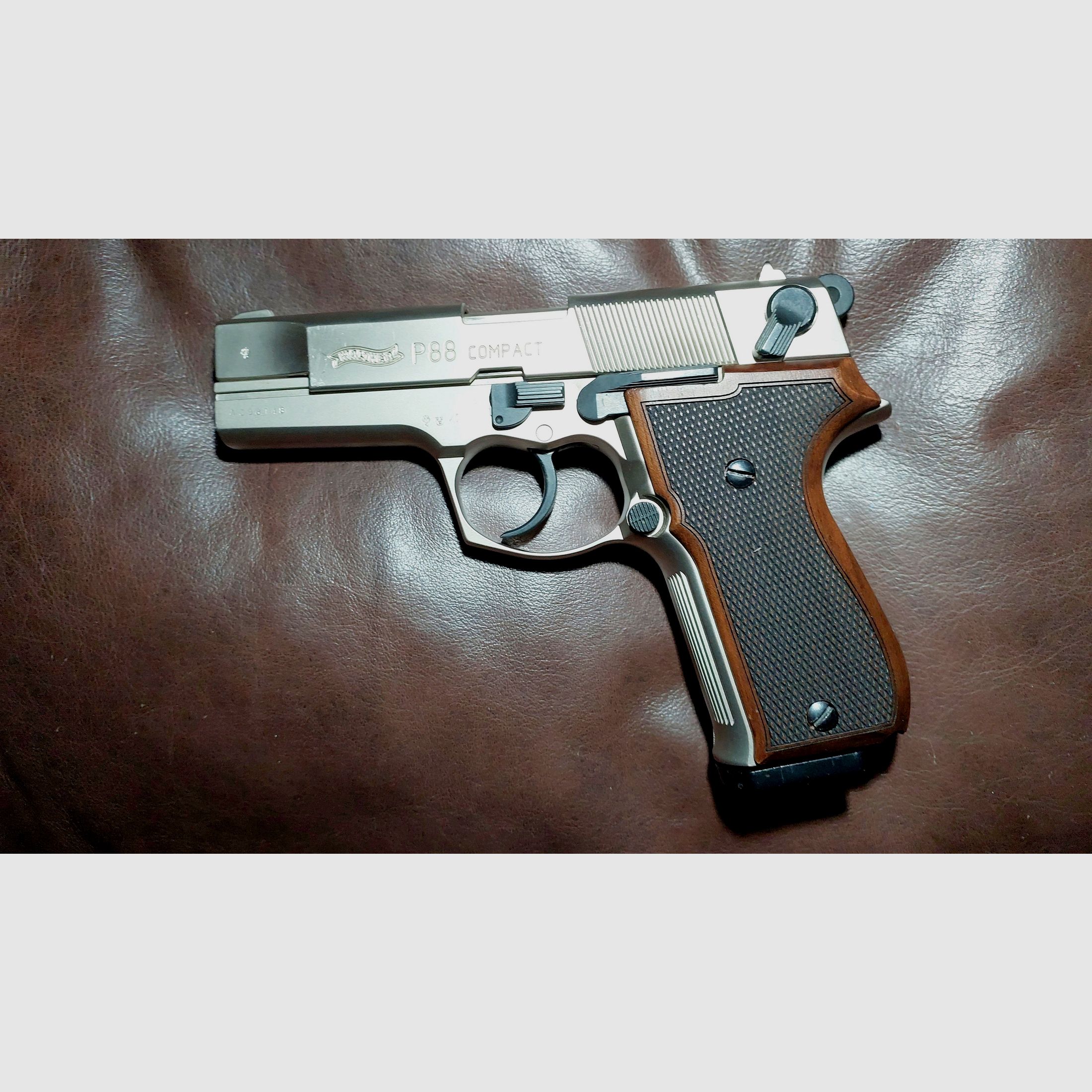 Walther P88 Schreckschuss Pistole 9mm P.A.K. Nickel Holzgriffe (PTB 613) Prachtstück!