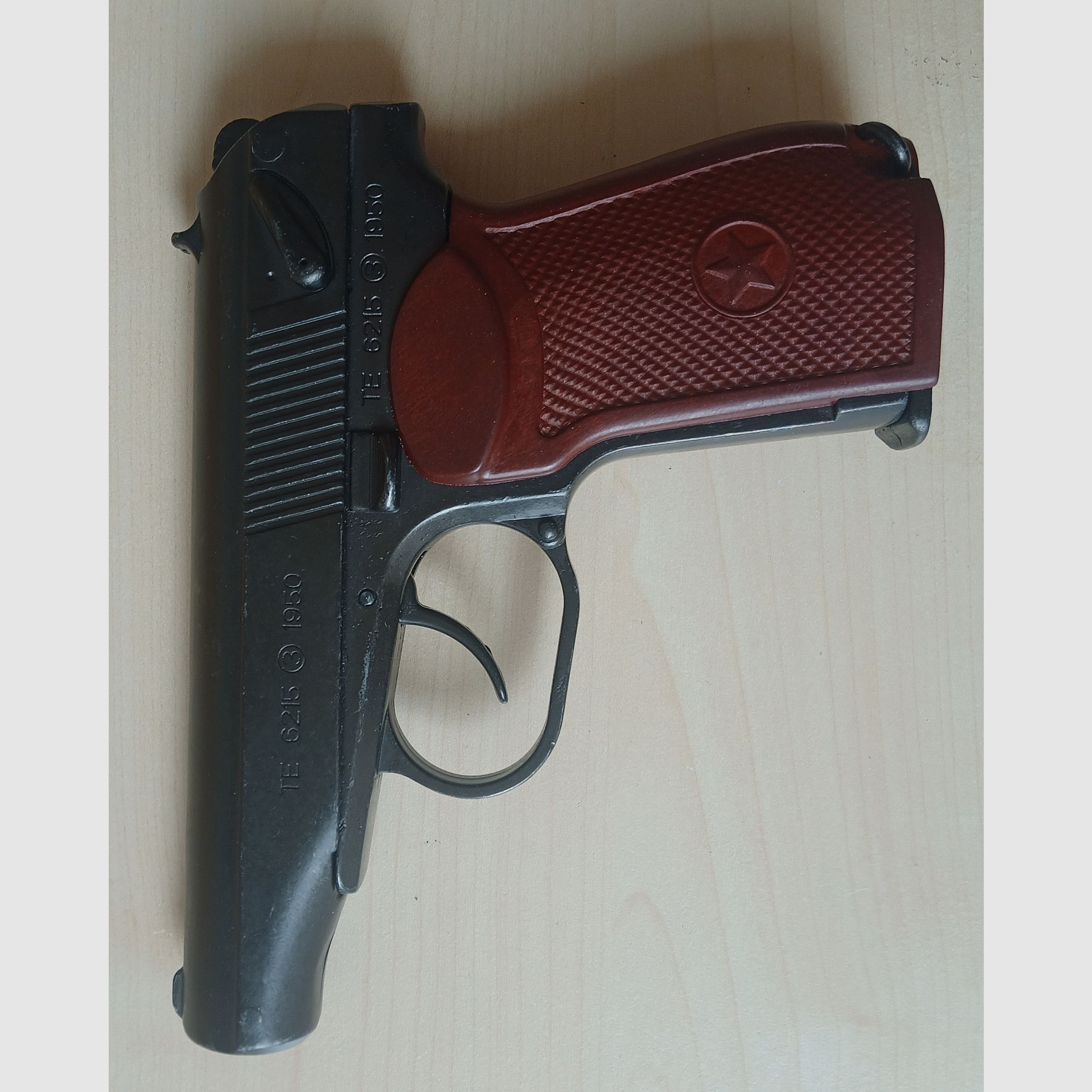 AK47 und Makarov von Denix Dekowaffen.