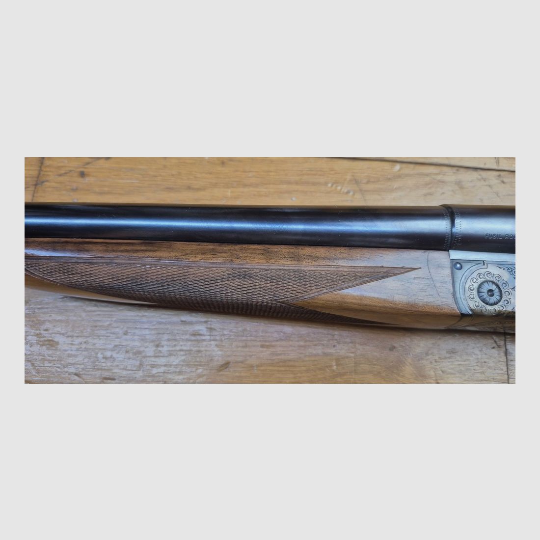 Superbe fusil Robust modèle N°246 – Manufrance Saint-Étienne – Cal. 16/70 – Arme vers 1952/1954 (!) – Jaspage et gravures à 100% – Canon miroir, quasi jamais tiré – Pochette d&rsquo;origine complète (garantie, manuel, certificat d&rsquo;épreuve) – État proche du neuf absolu pour ces 72 ans ! – Pièce quasi muséale – TBE+++, image 36 sur 56