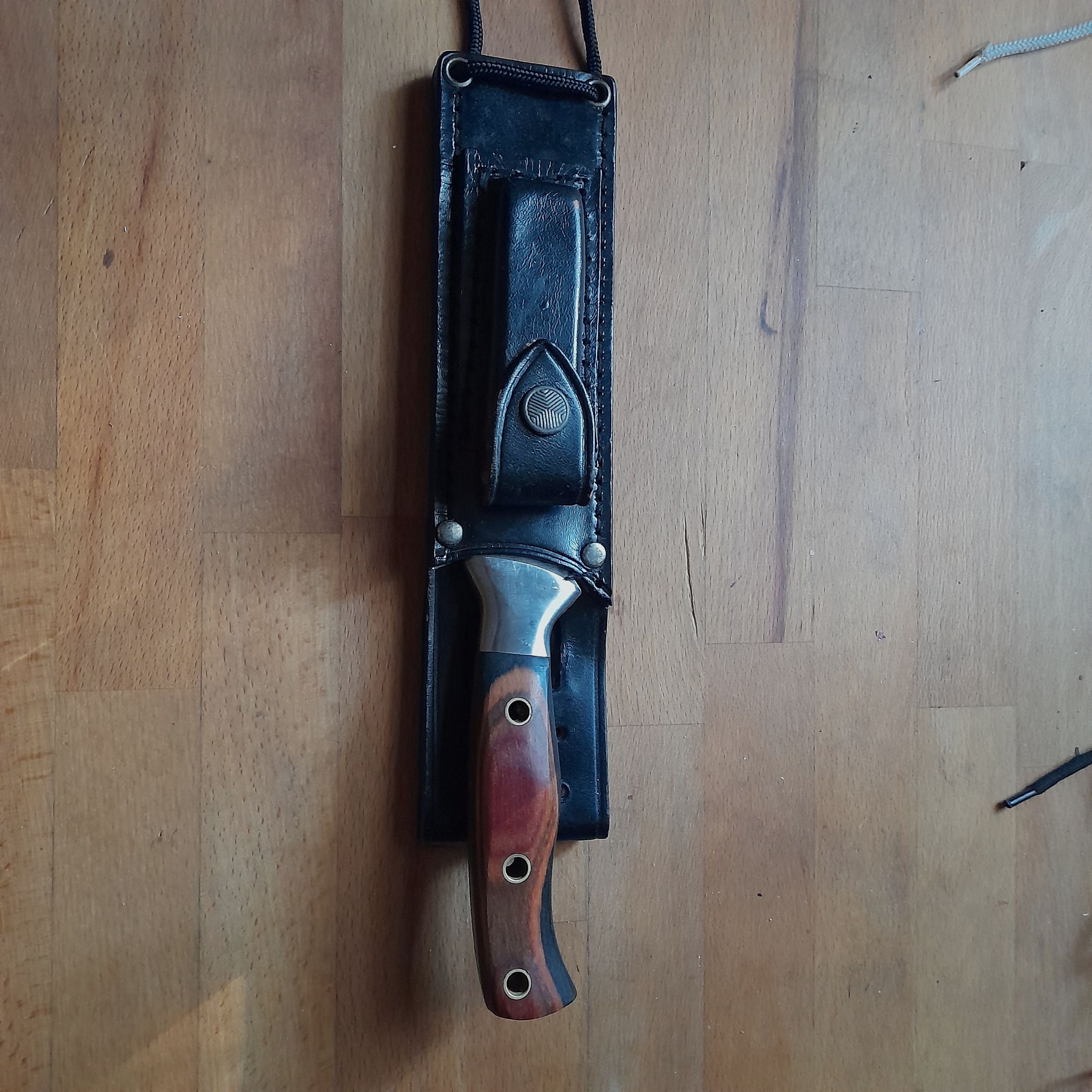Jagdmesser Stainless Steel 440 Nr.  37296 in schwarzer Lederscheide mit Schleifstein