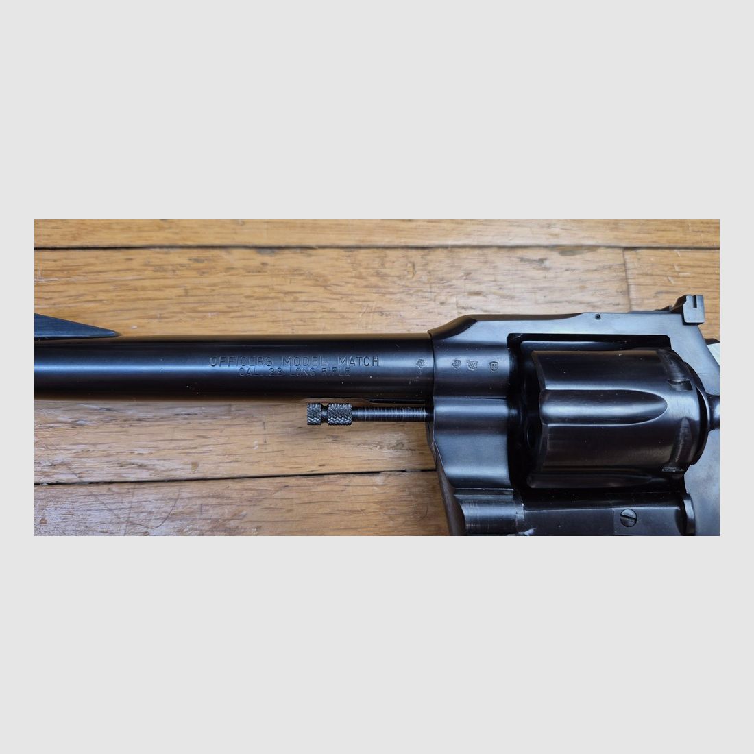 Mythique revolver Colt Officer Model Match – Cal. 22LR – Canon lourd – Arme de Hartford en 1966 – Esthétique et mécanique de pointe – Pièce rare dédiée au tir et à l&rsquo;entrainement dans une fabrication de très grande qualité – Excellent état proche du neuf – TBE +++, image 1 sur 22