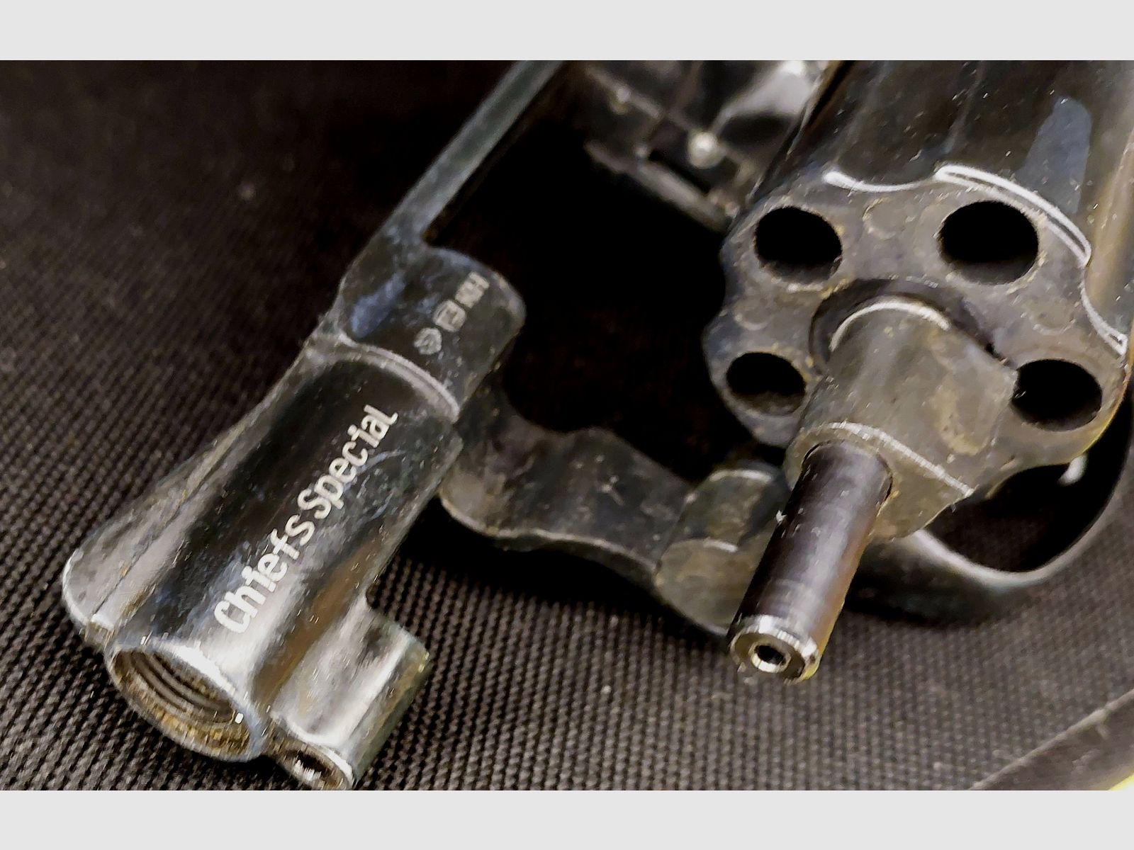 Smith & Wesson Chiefs Special revolver a salve calibro 9mm R.K. brunito (PTB 794) con impugnature in legno