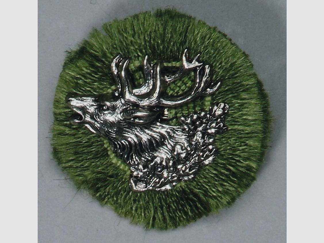 Versilberte Hutnadel mit Hirsch-Motiv