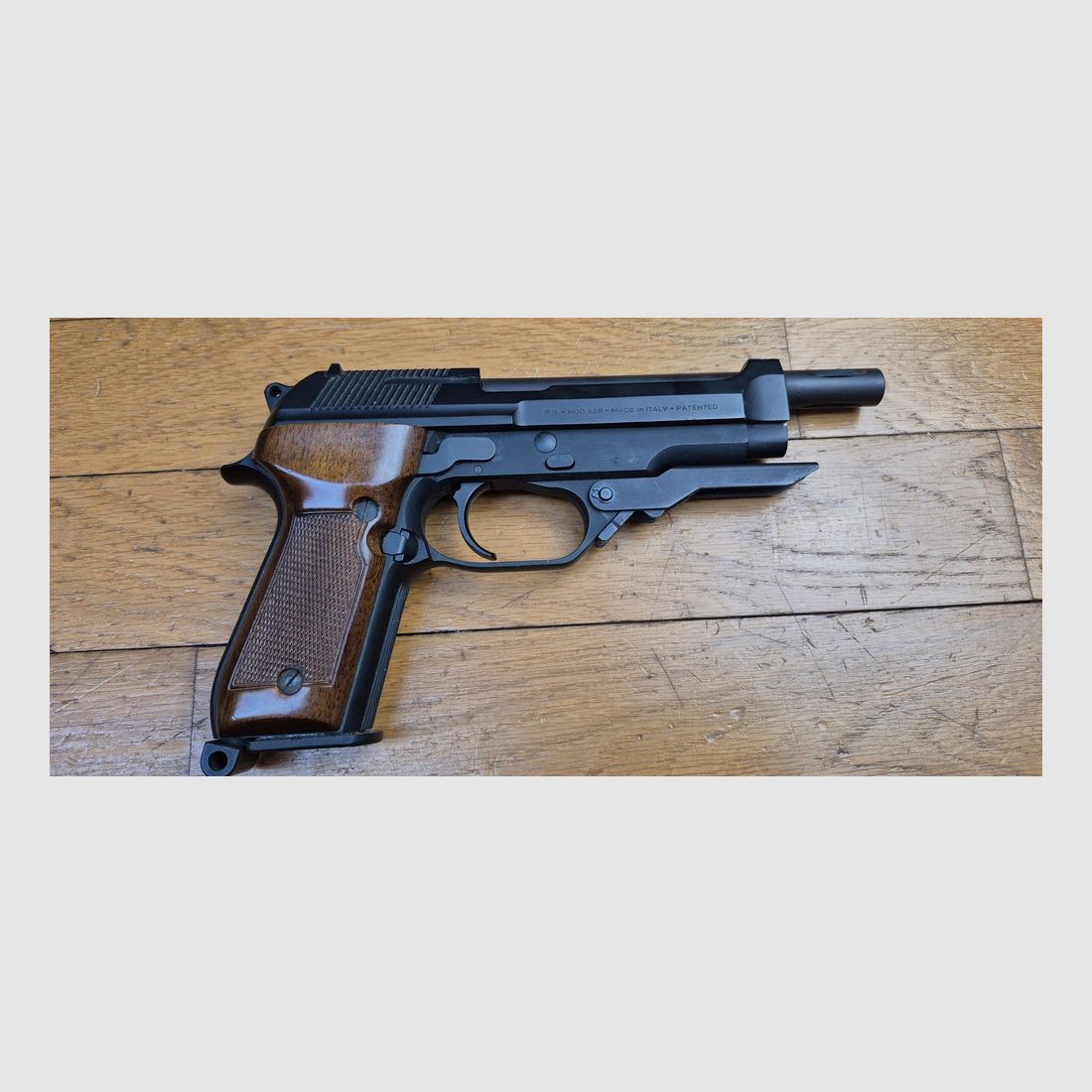 Superb Automatikpistole Beretta 93R – Weniger als 2.000 Exemplare! – Pony-Futteral für Fauré Le Page – Perfekte Anpassung an die Waffe – Sehr seltener originaler klappbarer Schaft – 1 Magazin mit 15 Schuss und 2 Magazine mit 20 Schuss – Ausgezeichneter Zustand, fast neu – TBE ++ – Kategorie A2 – Export AUSSCHLIESSLICH, Bild 23 von 29