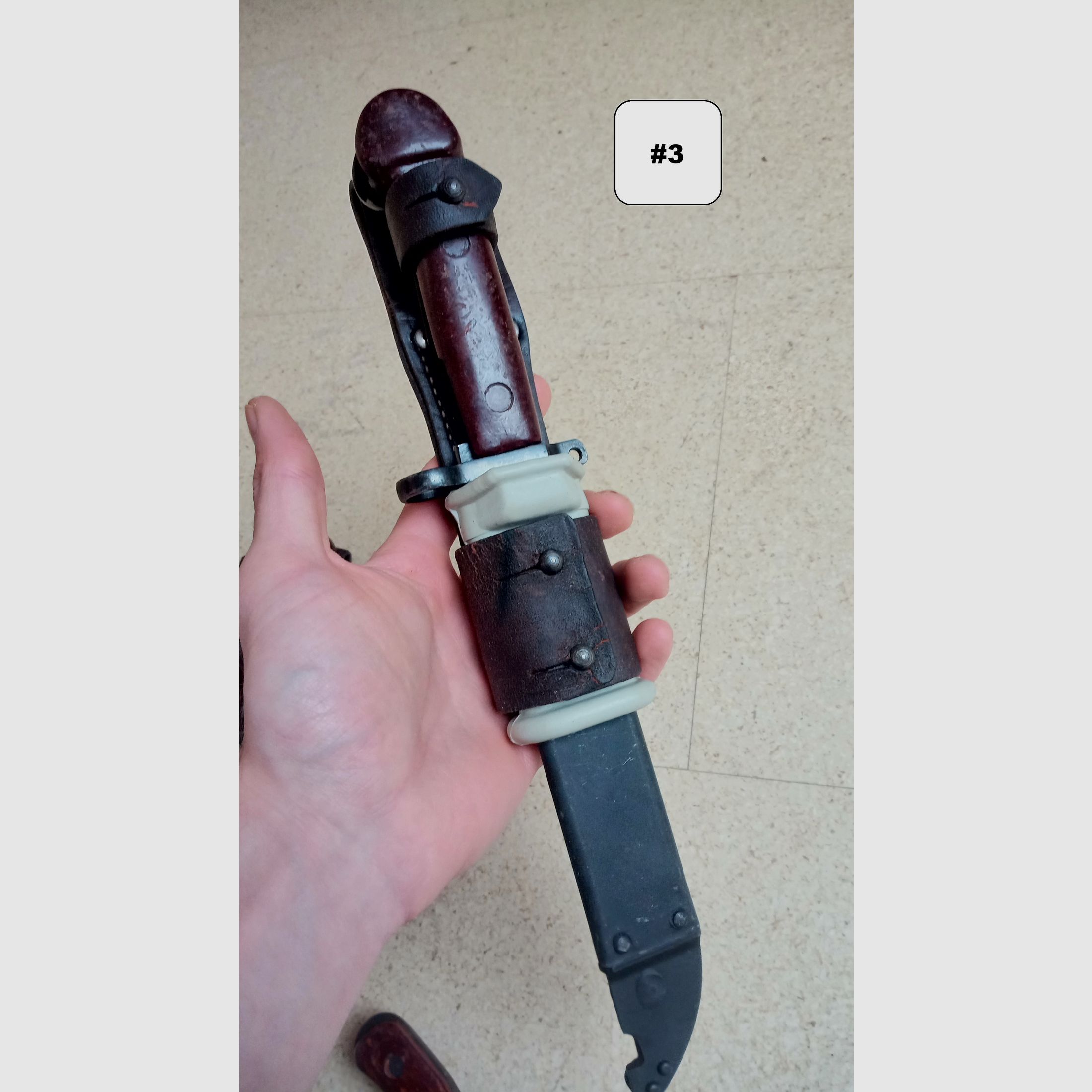 3 Rumänische 6h3 (6x3) AK Bajonette komplett inkl. Gummi Isolator und Leder Frosch  // AKM Bakelit Vintage