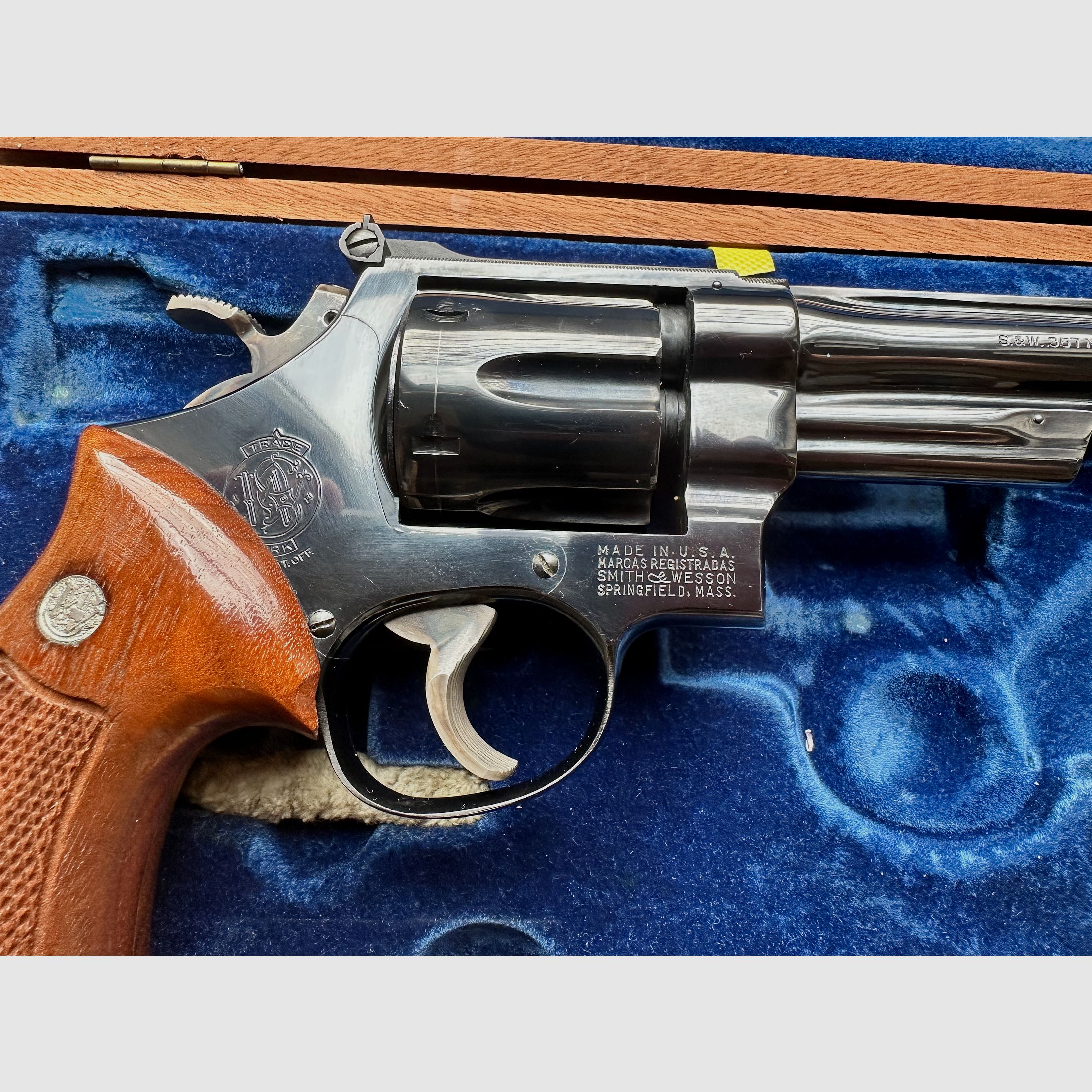 Smith & Wesson modèle 27-2 avec canon encastré et barillet rétracté