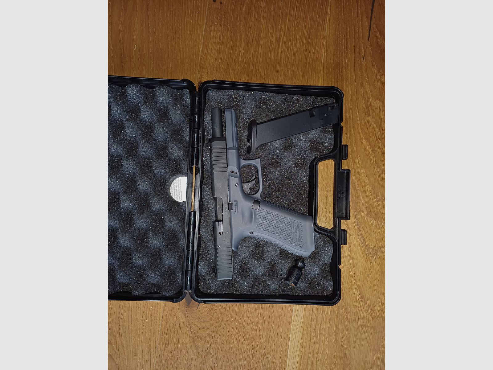 Glock 17 blank firing 9mm P.A.K