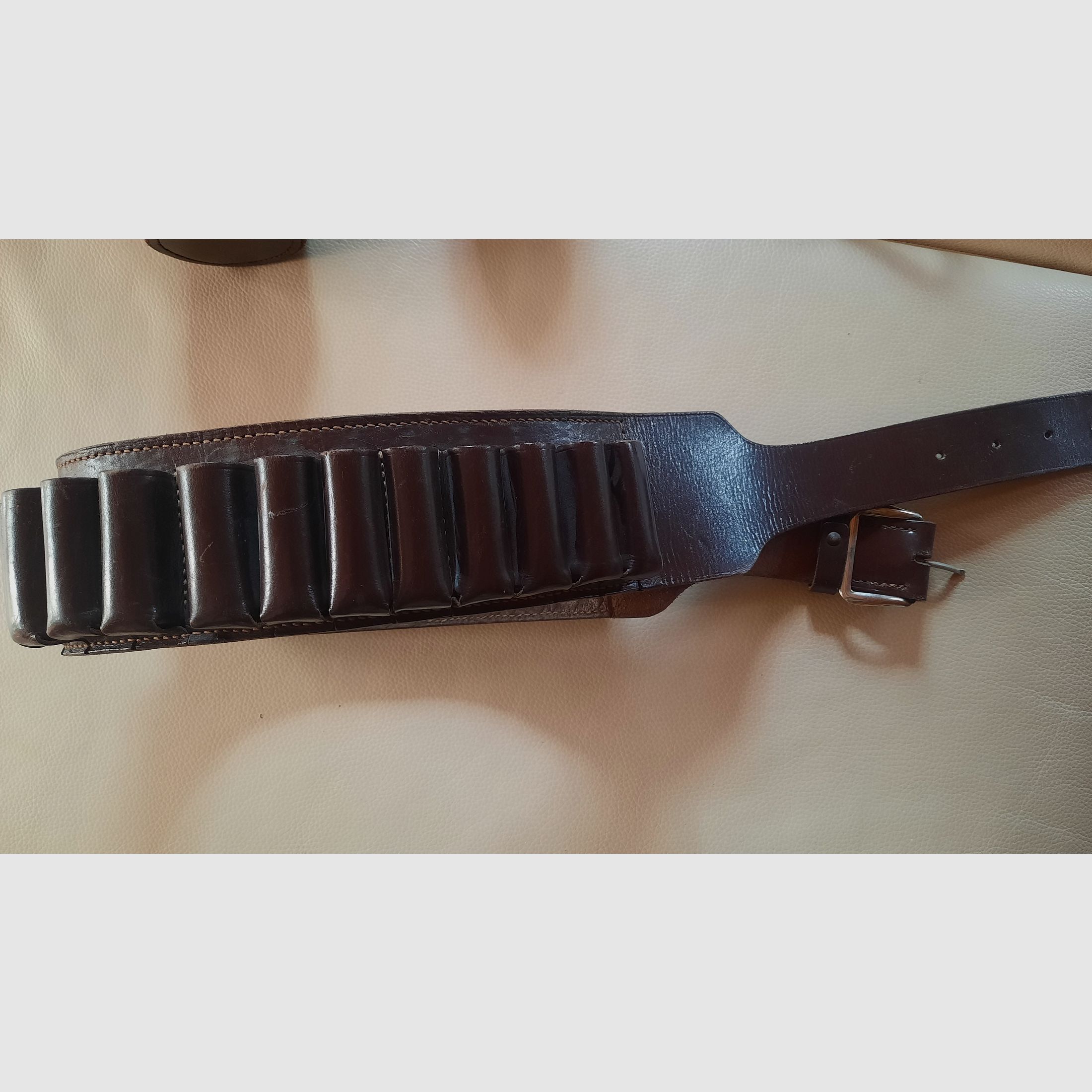 Lederset mit 2 Fernrohrköchern, einer Jagdtasche und einem Patronengurt