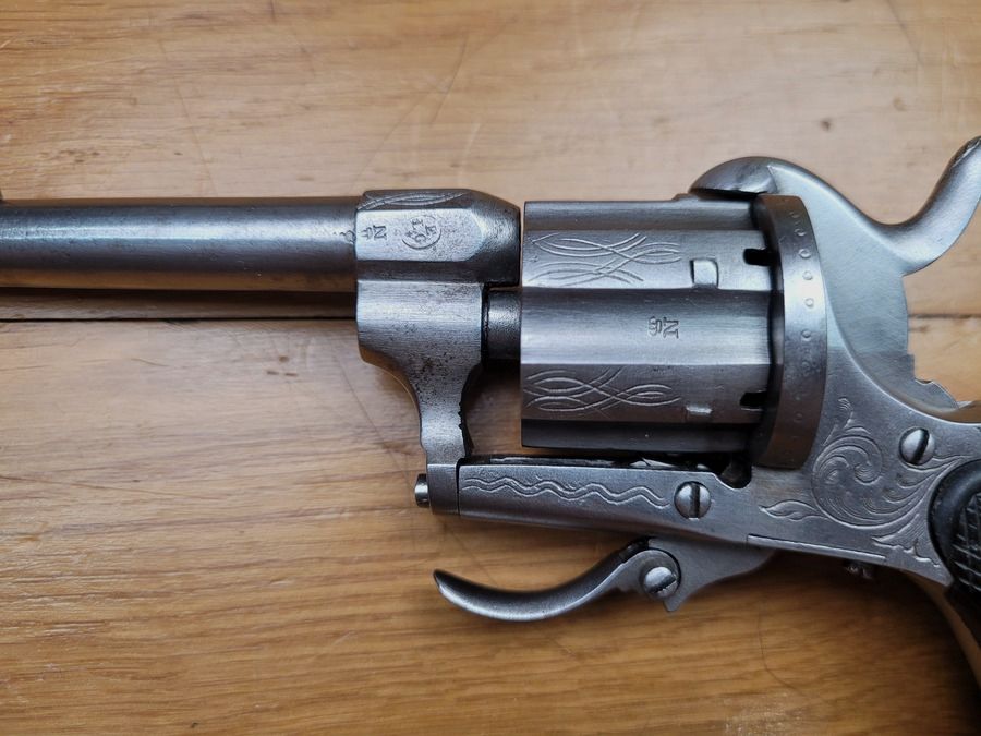 Wunderschöner Perkussionsrevolver – Kaliber 7mm – frühes Modell um 1865 – Griffschalen aus Ebenholz – Visier in der Schaft – schöner Zylinder – gravierter Rahmen – ungewöhnliche Form und exzellenter Zustand, Bild 10 von 13