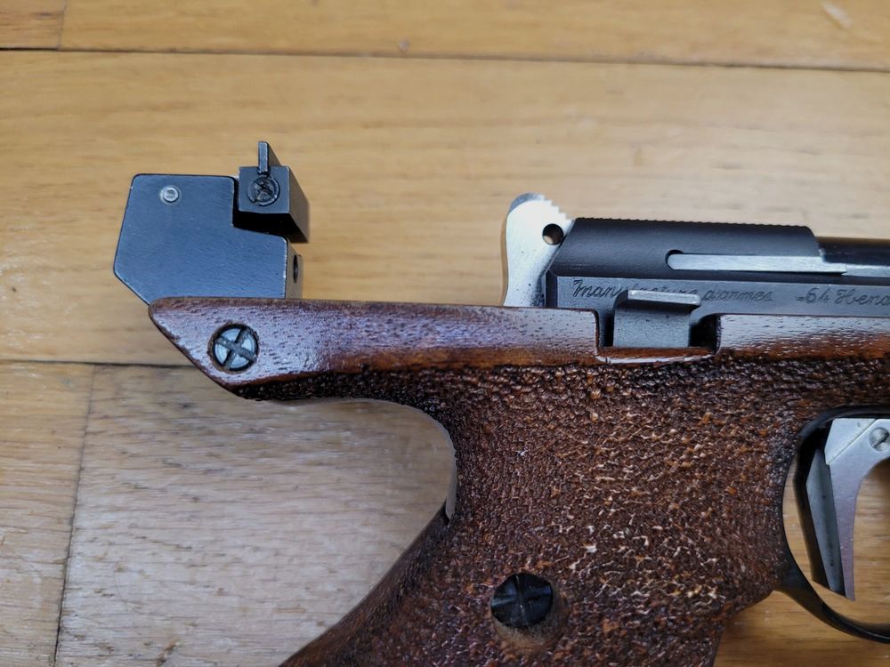 Excellent pistolet Unique modèle DES 69 – cal. 22LR – Contre-poids d&rsquo;origine conforme au modèle – 10 coups – Grande précision – Inusable – Du top Made in France ! TBE ++, image 4 sur 19