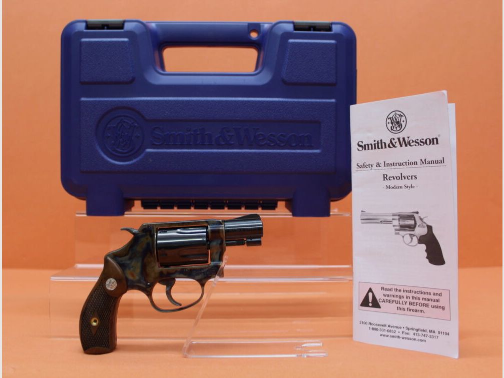 Smith & Wesson Revolver .38Special Smith&Wesson/ S&W 36-10 brüniert/ buntgehärtet, 1 7/8" Lauf/ Holzgriffschalen