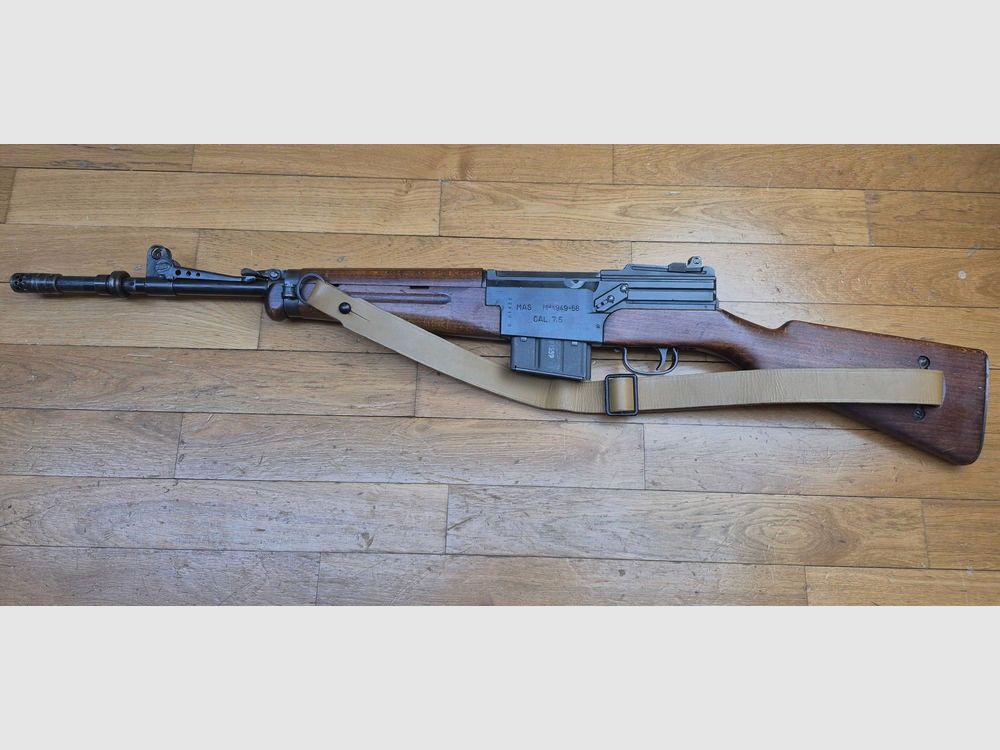Schönes und sehr seltenes Selbstladeflinte MAS 49-56 – Originalkaliber 7,5 x 54 MAS – Mythische Waffe – Sehr gute mechanische Funktion – Schöner Lauf mit klaren Zügen – Guter ästhetischer Zustand – zwei 10-Schuss-Magazine – Nachtsicht- und Platzpatronenfunktion (selten) – Gewehrriemen – Seltene Waffe in TBE+, Bild 26 von 35