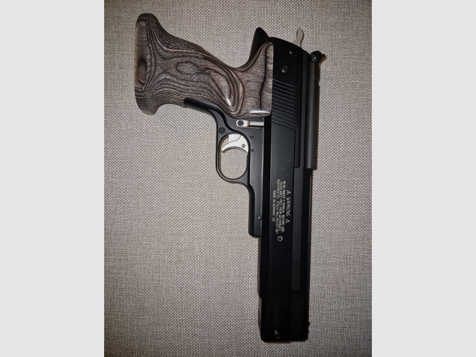 Absolument NEUwertig !!! Weihrauch HW 45 Black Star Pistolet à air comprimé Kal. 4,5mm Diabolo noir extra fort / Inc. Madbull étui de pistolet Deluxe