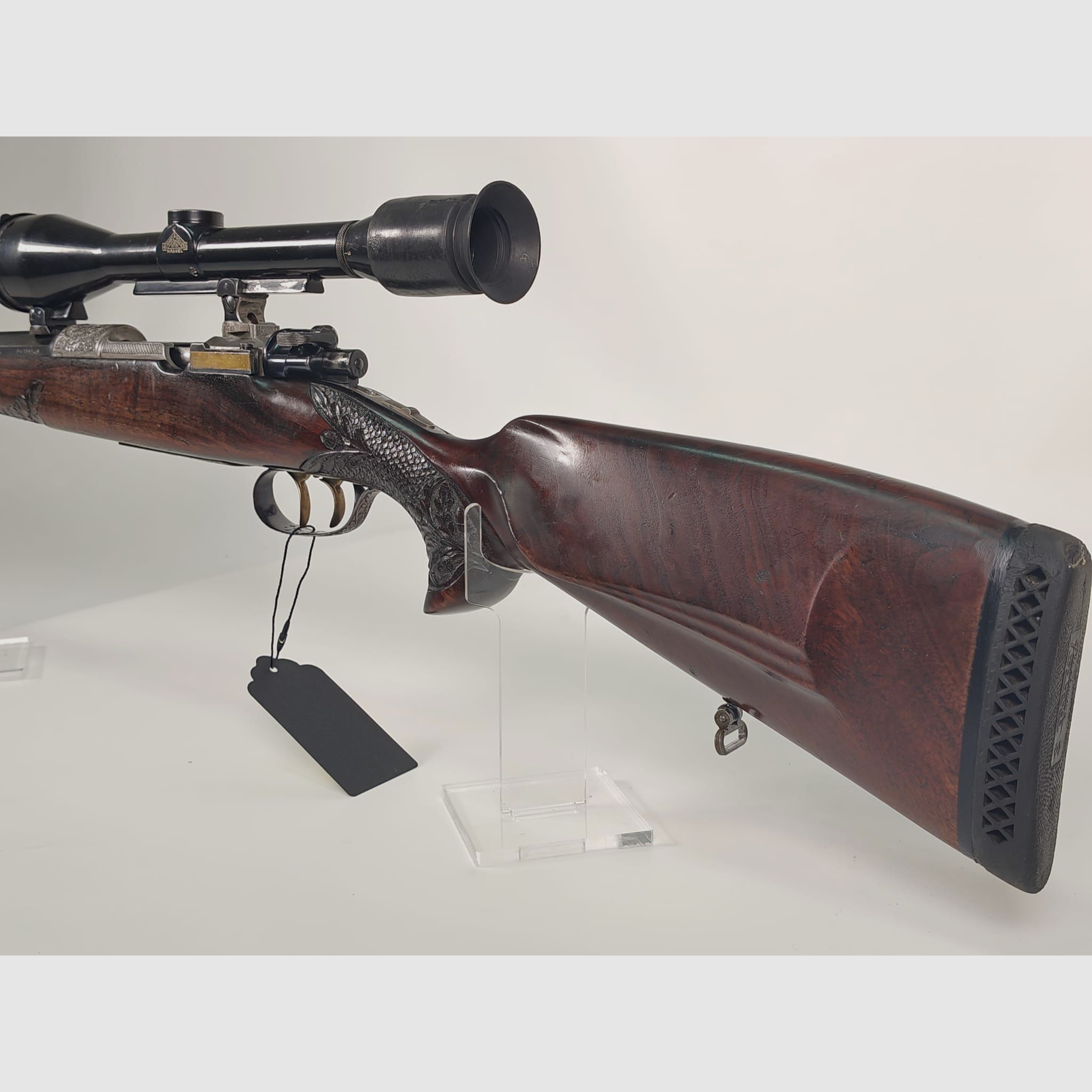 Repetierer Einzelstück 7x64 inkl. ZF 2,5-10x42 mit Handgravuren und Schaftholzverschneidungen