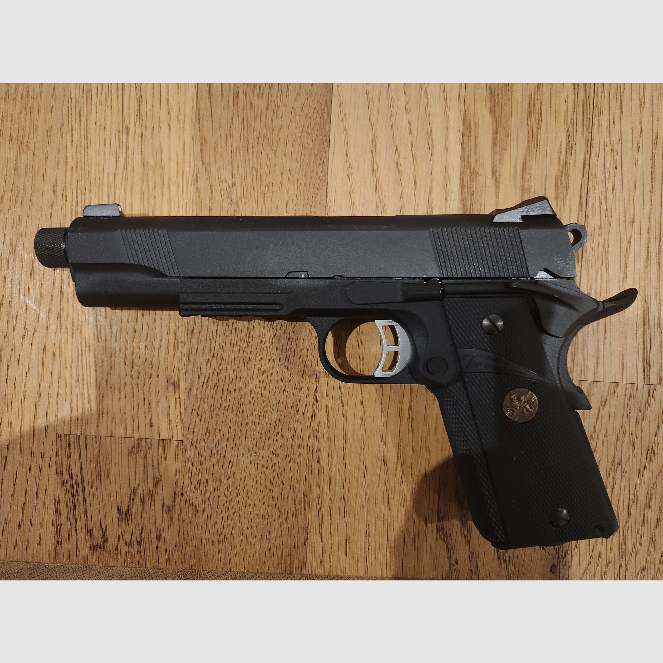 Airsoft Komplettset: Airsoftpistole aus Stahl mit Rückstoß und vollständigem Zubehör zu verkaufen.