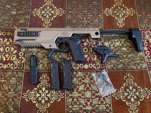 SRC M92 SMG Carbine Conversion Kit Desert Tan mit KLI M92A3 und zwei Magazinen (Gebraucht)