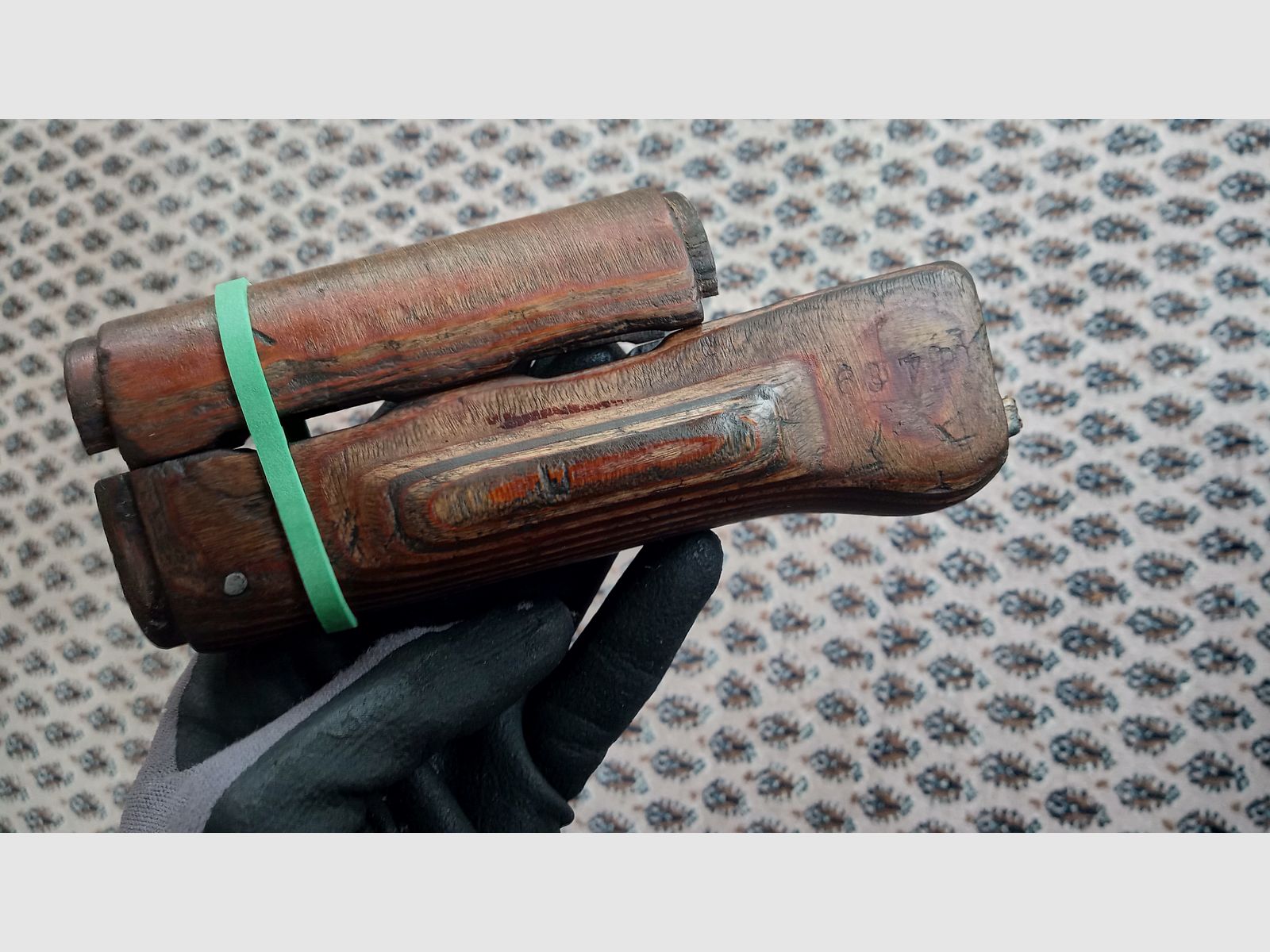 Ancien protège-main AK en contreplaqué ajusté dans un AK fraisée, idéal pour Yunker Co2 ou GSG Cybergun.