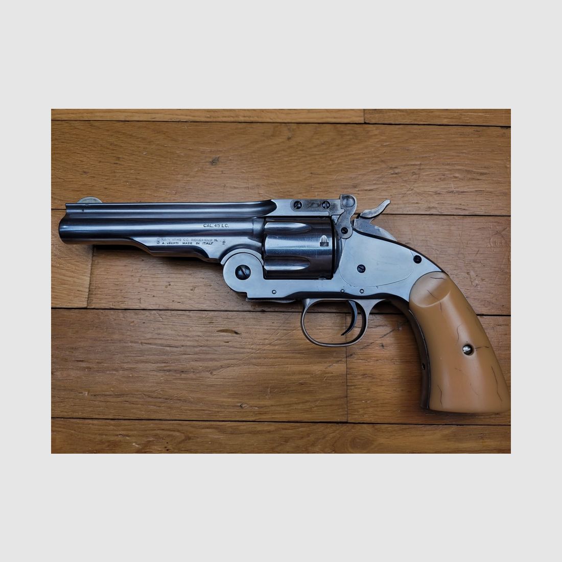 Sehr schöner Revolver Smith&Wesson Schofield – Kal. 45 Long Colt – Herstellung Uberti, 5 Zoll kipplaufender Lauf – Spiegelpolitur – 2 Paar Griffschalen – sehr gute Mechanik – Exzellentes Stück in TBE!, Bild 15 von 20