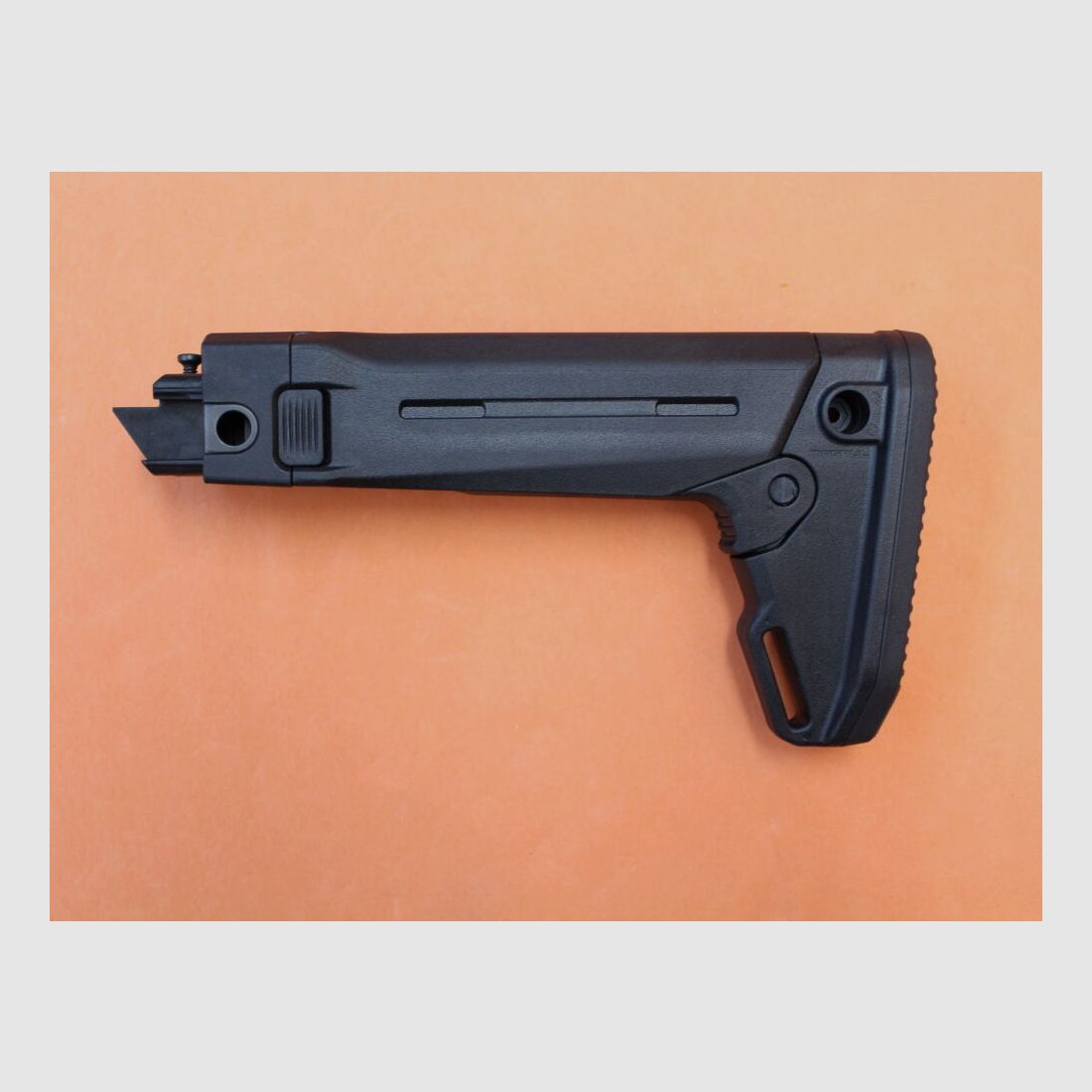 Magpul Kalashnikov AKM: Culata Zhukov-S Magpul (MAG585-BLK) Polímero Negro con soporte lateral plegable