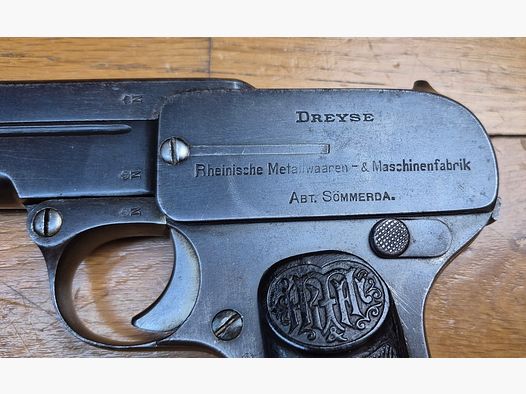 Sehr schöner Dreyse 1907 Pistol - Herstellung um 1915 für die deutsche Armee 1914-1918 - Kal. 7,65 Browning - 7 Schuss - Eines der Werke der Familie Schmeisser! - Schöne deutsche kaiserliche Stempel - Gute Mechanik und Ästhetik - Sehr guter Lauf - Reguläre österreichische Waffe und der Schweizer Garde des Papstes! - Eine der interessantesten 7,65 Browning - TBE/TBE+