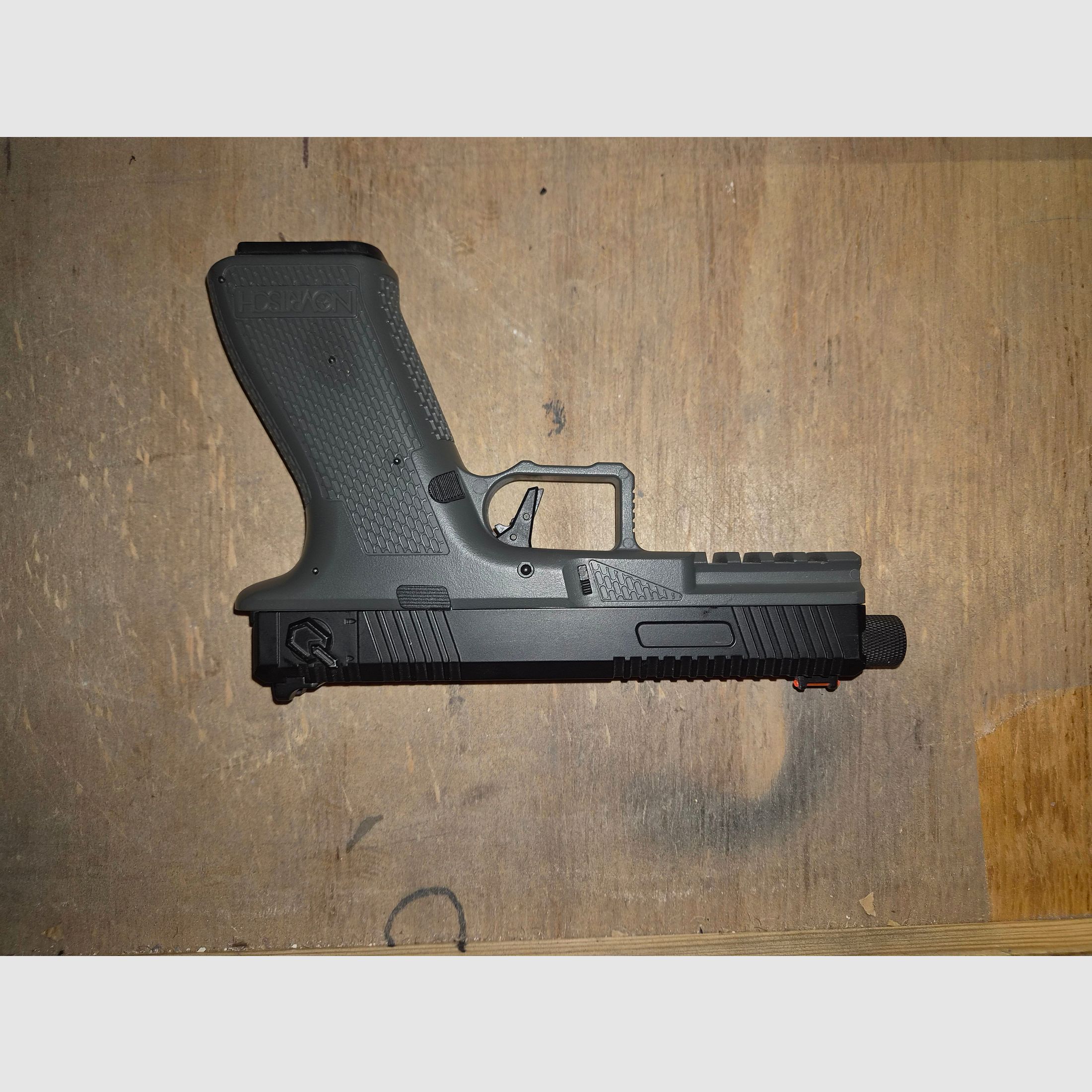 Novritsch SSE-18 mit Supressor und 3 Magazinen