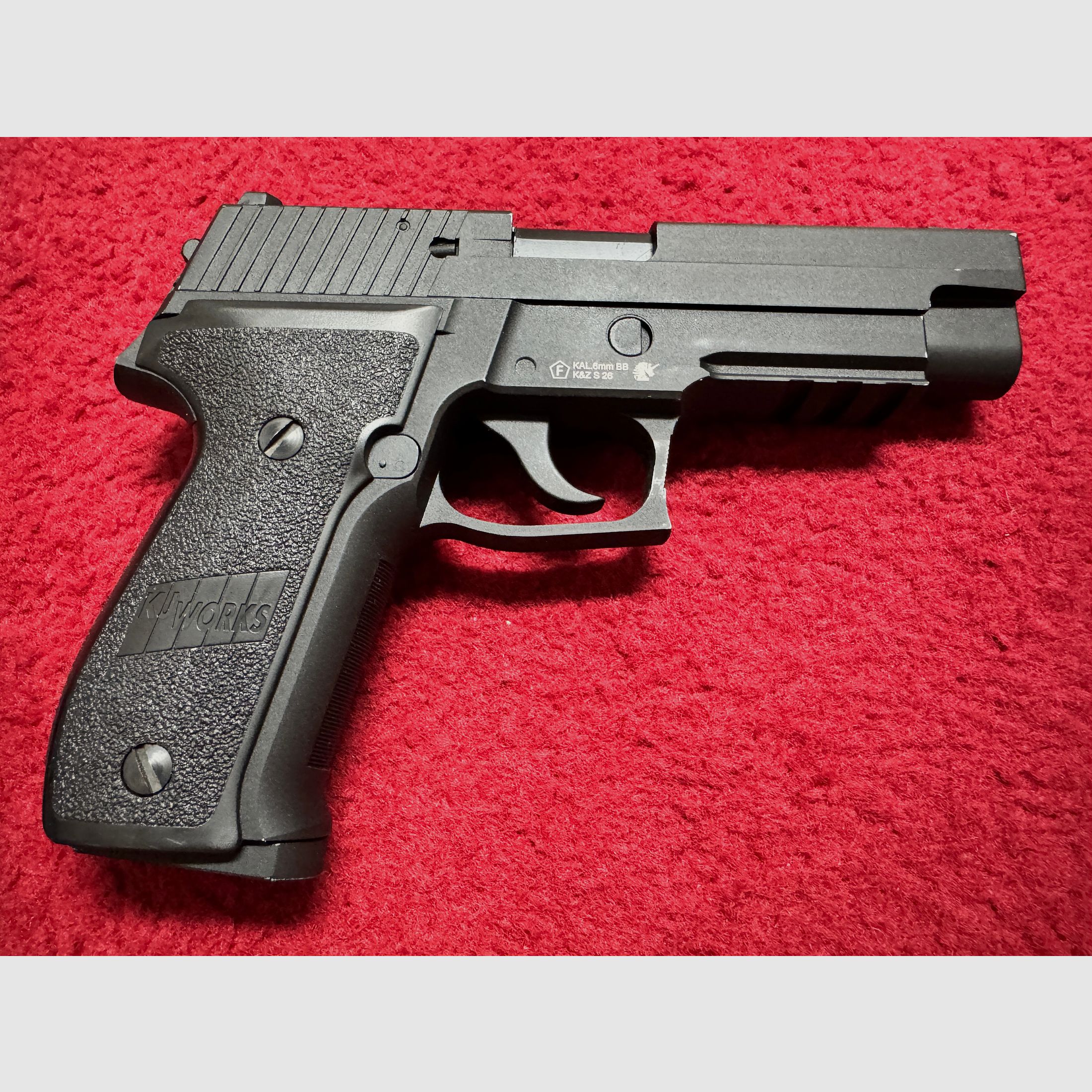 KJ Works KP-01 SIG P226 Vollmetall Gas Blow Back Airsoft GBB 6mm + Tasche-Holster - 3 Magazine 
