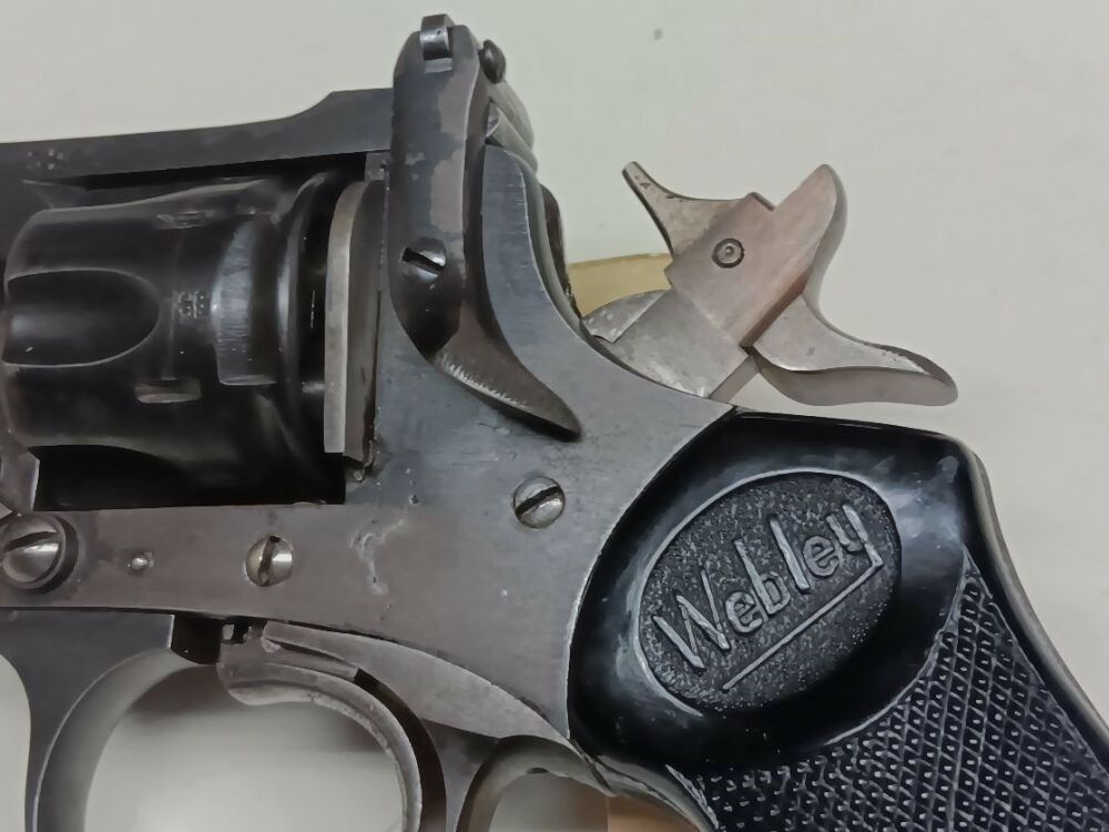 Webley & Scott revolver a tamburo