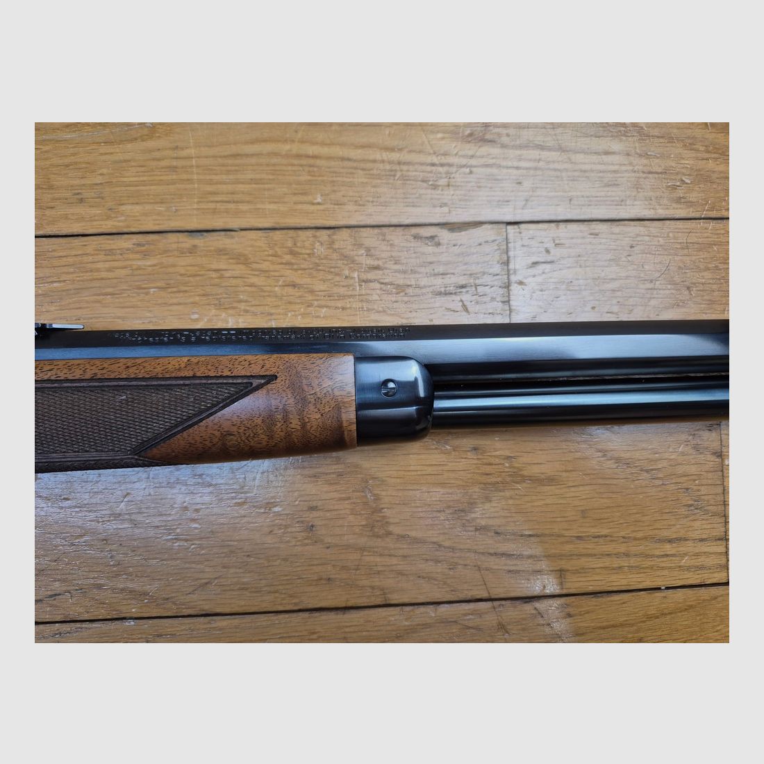 Splendide « carabine » Winchester 1892 – Version « rifle » / fusil à canon octogonal – Rare modèle Take down – Cal .44-40 en 10+1 coups – Finitions Miroku Japon – Série limitée 2 x 251 exemplaires- Beaux bois en noyer grade V ou VI – Boite d&rsquo;origine avec documents et cadenas – N&rsquo;a jamais tiré – Arme Neuve – TBE++++, image 8 sur 39