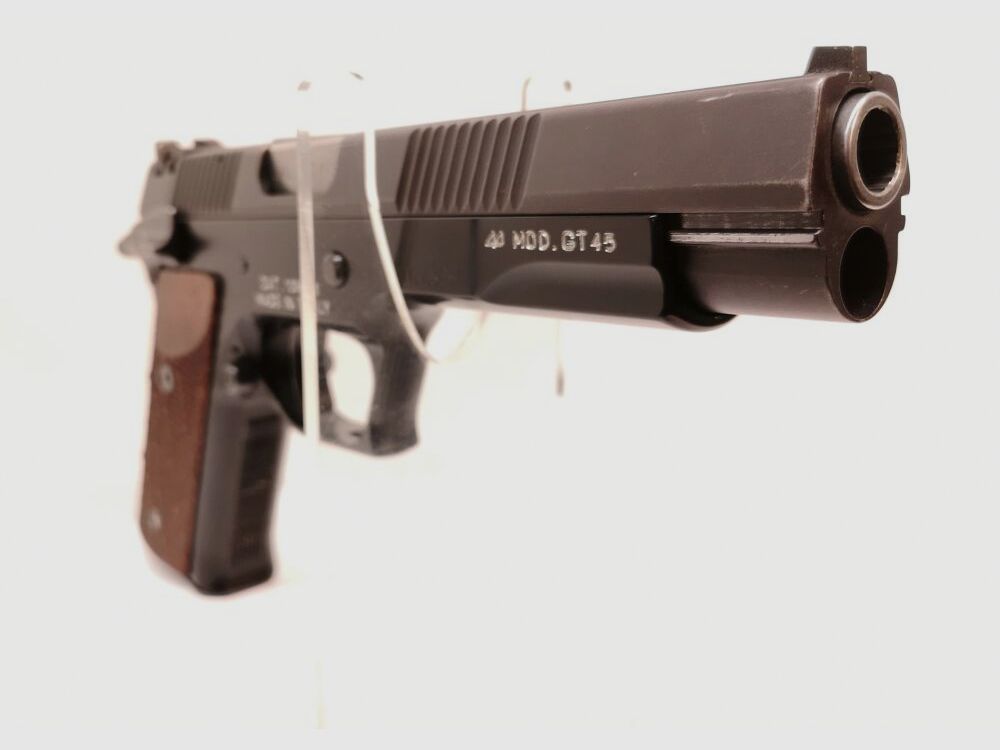 Pardini GT 45 - pożądany pistolet sportowy z lufą 5", osłoną na dłoń, regulowanym spustem