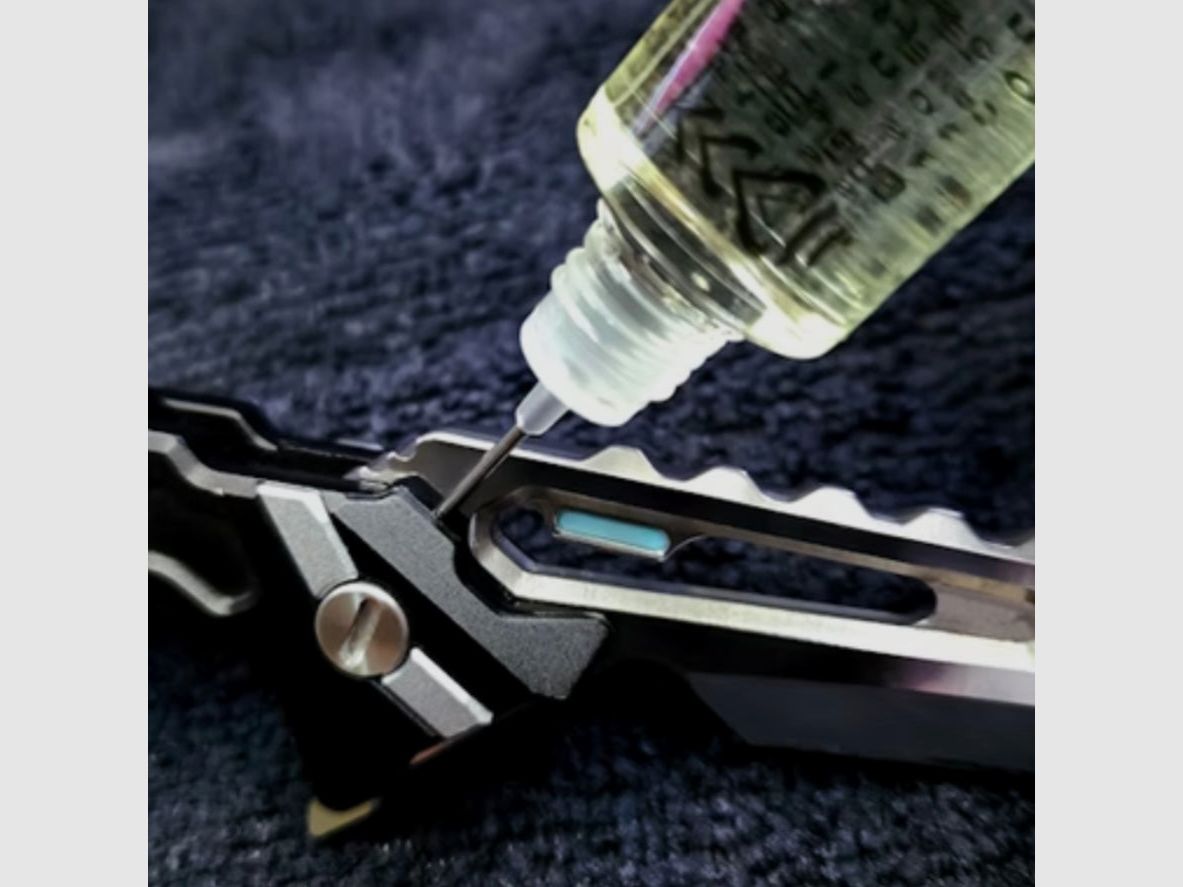Tsubaki Lubricating Oil for Knives, image 1 of 2