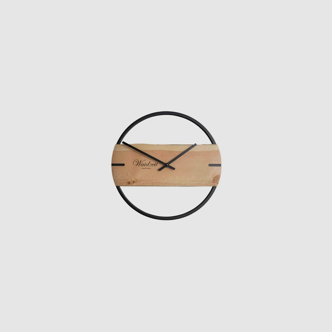 Wanduhr Novum aus Zirbenholz