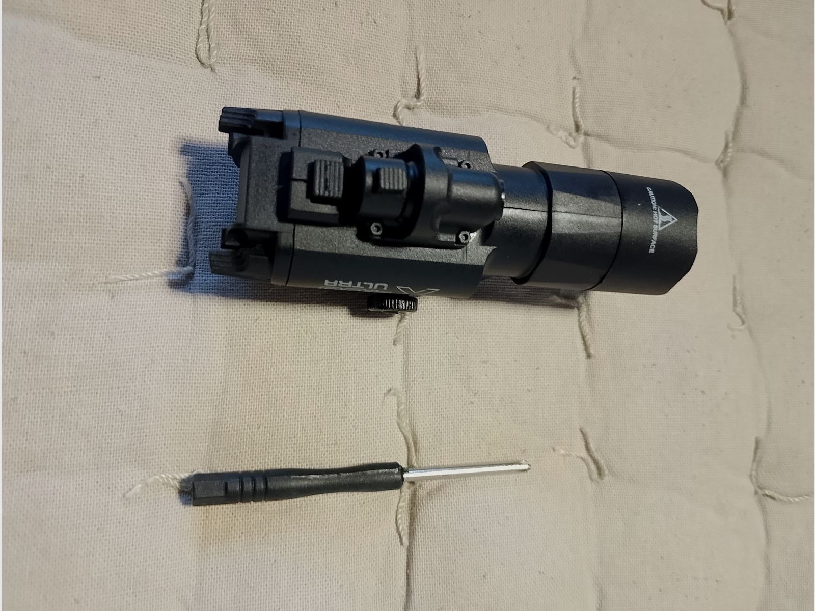 Latarka LED w połączeniu z czerwonym laserem Picatinny Uniwersalna lampa