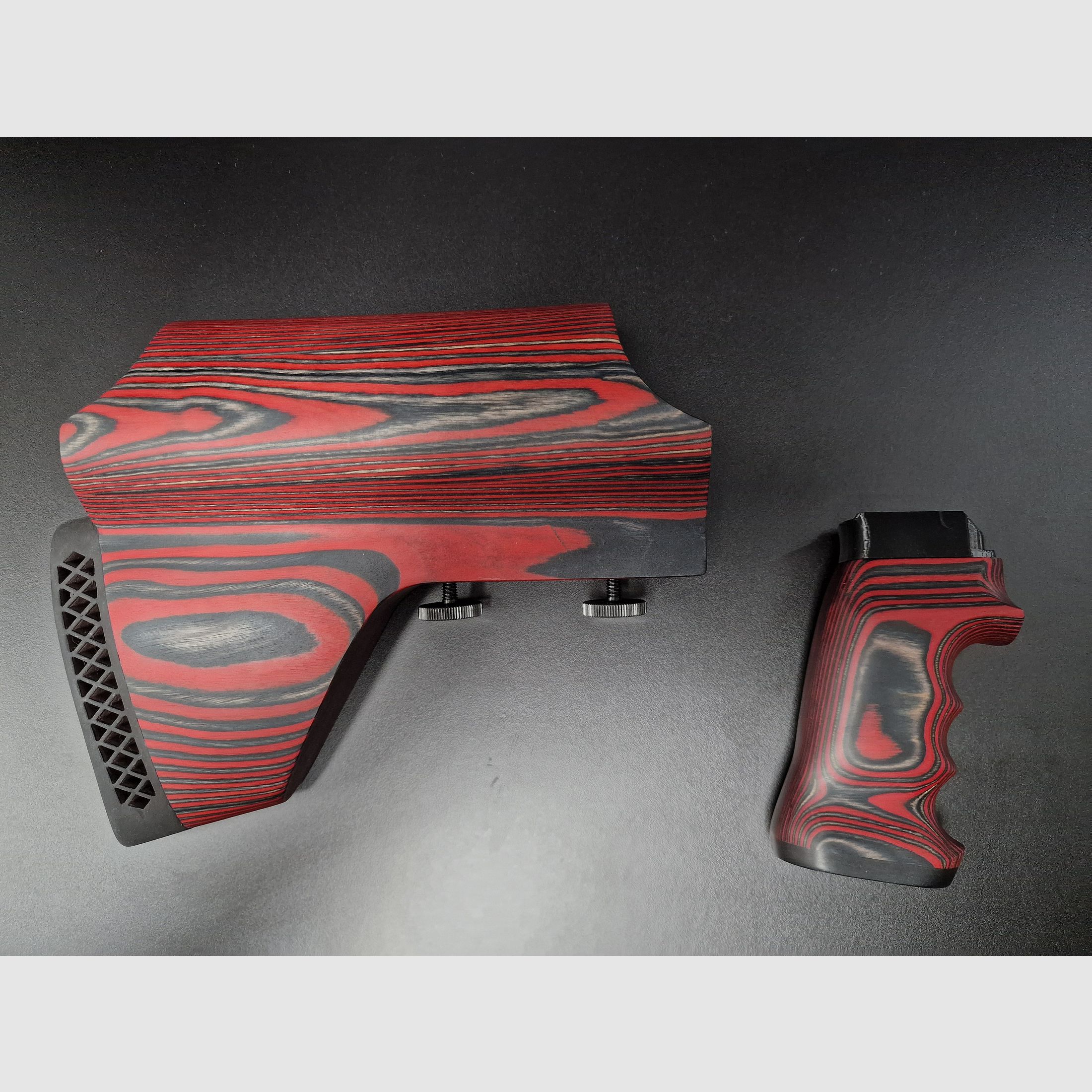 AEA Megalodon grip en houten schoudersteun rood/zwart